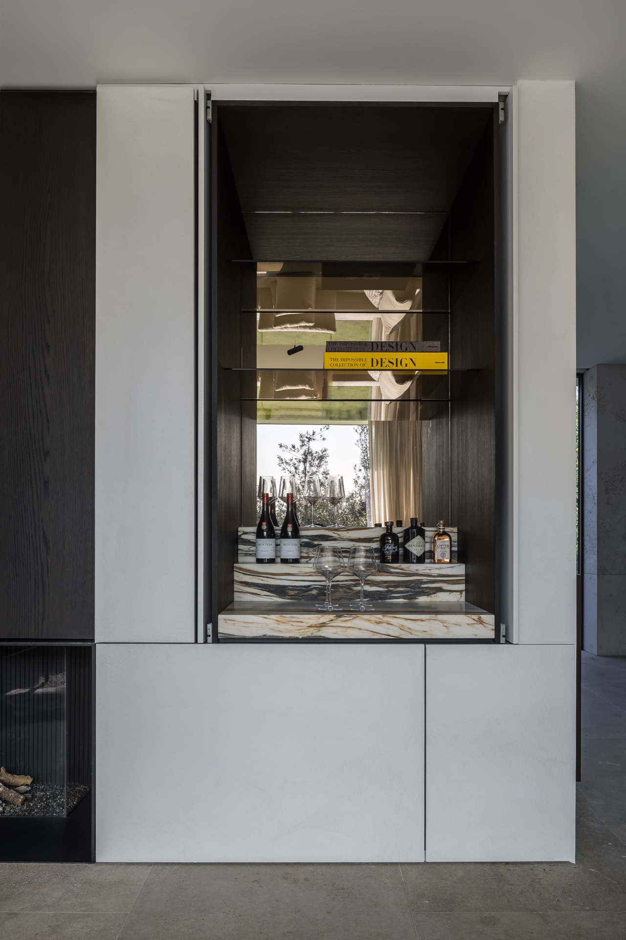 interni di villa moderna con finitura microtopping: parete interna di lusso con frontali di armadi su misura e nicchia, Luxury, Design, Exclusive, Modern, Custom Made, Special, Beautiful