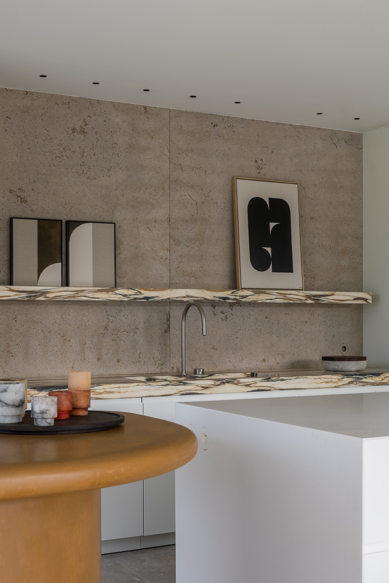 interni di villa moderna con finitura microtopping: cucina con parete testurizzata in microtopping e piano in marmo effetto, Luxury, Design, Exclusive, Modern, Custom Made, Special, Beautiful