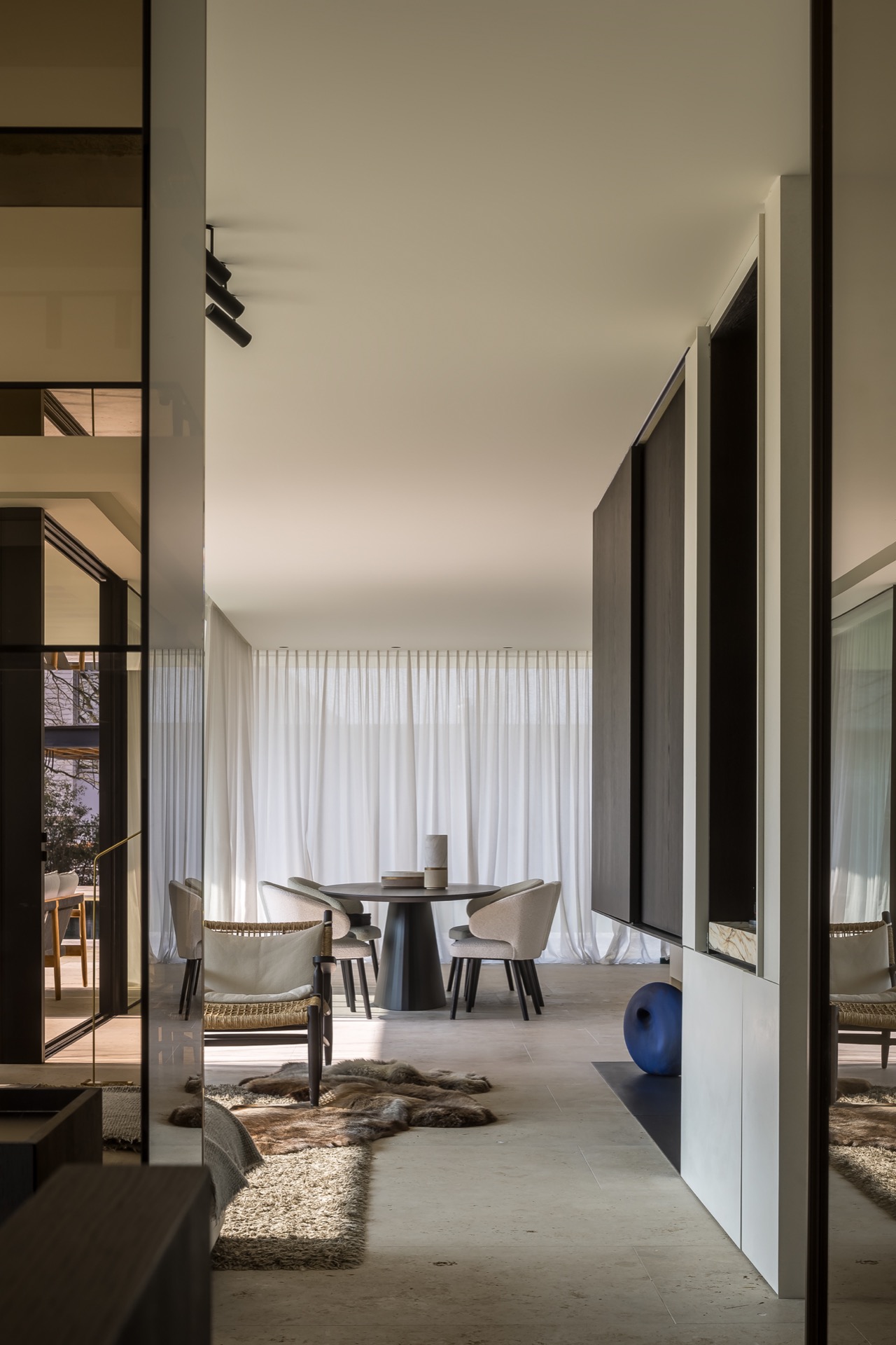 interni di villa moderna con finitura microtopping: vista interna con porte in vetro, pavimento in piastrelle chiare e, Luxury, Design, Exclusive, Modern, Custom Made, Special, Beautiful