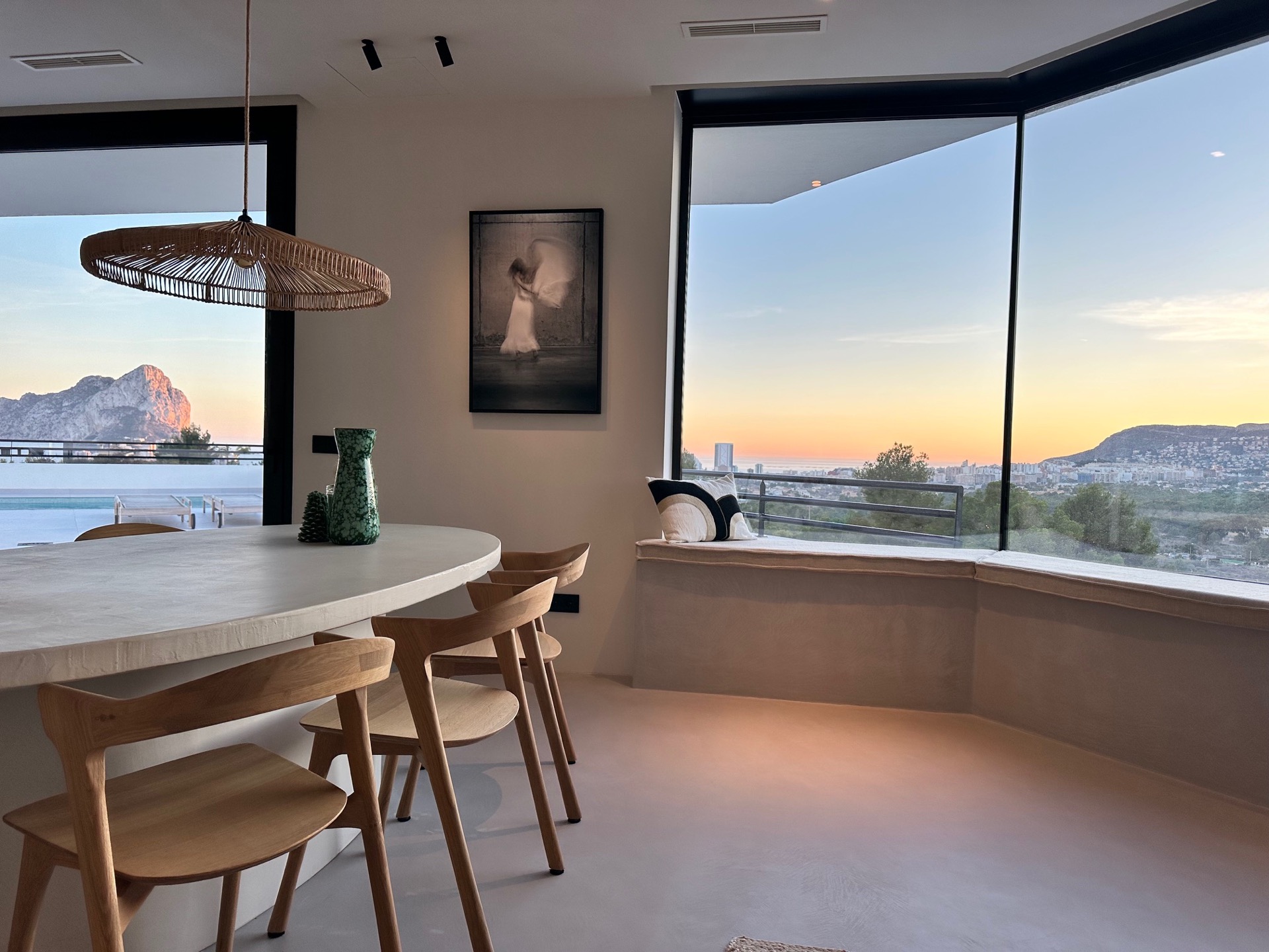 finitura microtopping continua in una casa moderna: zona pranzo moderna con finitura microtopping, telai neri e grandi, Luxury, Design, Exclusive, Modern, Custom Made, Special, Beautiful