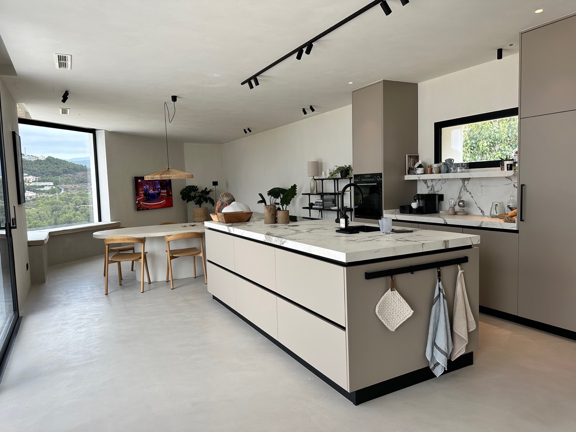 finitura microtopping continua in una casa moderna: cucina moderna con piano effetto marmo, bordi neri e finitura, Luxury, Design, Exclusive, Modern, Custom Made, Special, Beautiful