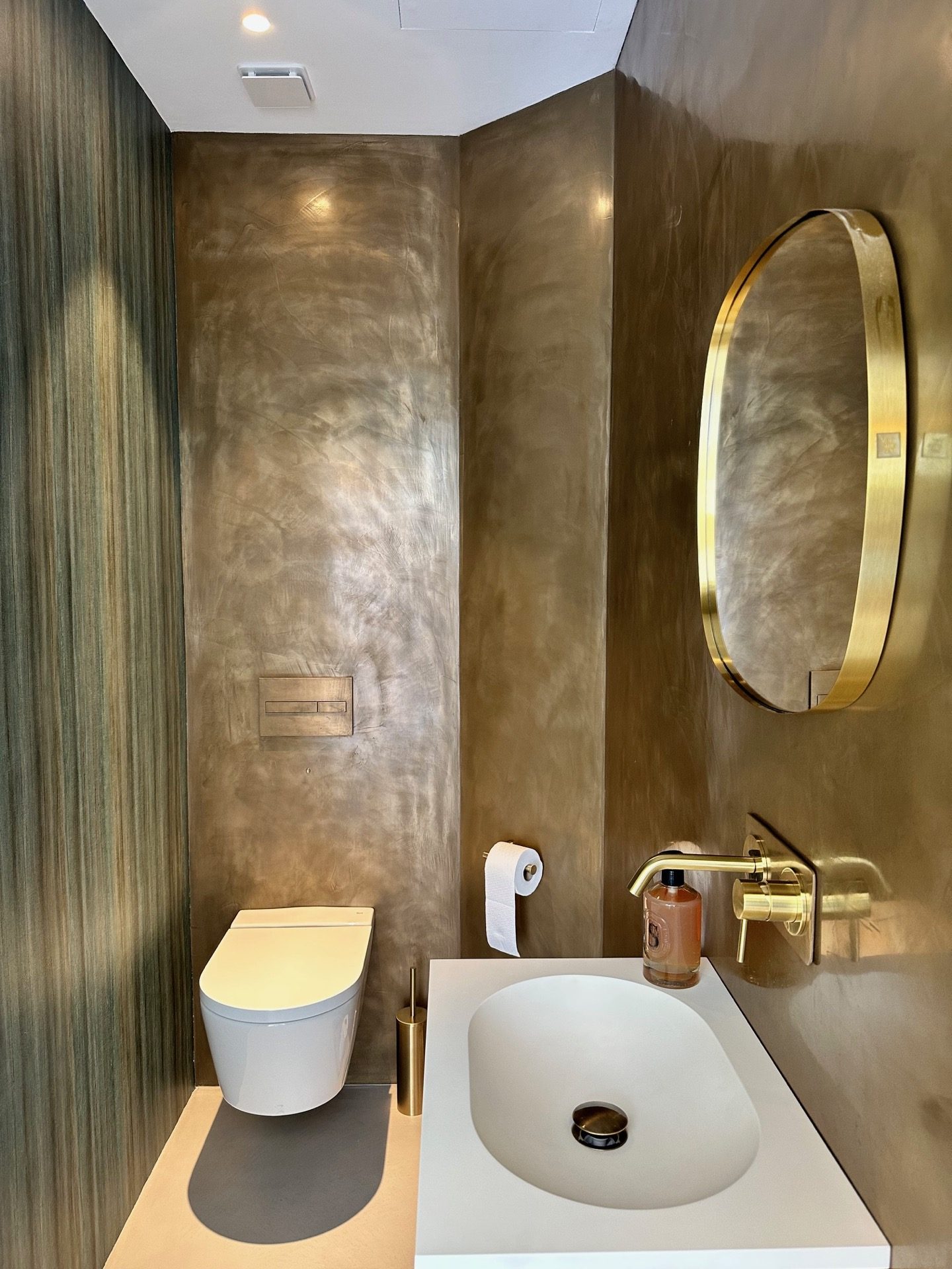 finitura microtopping continua in una casa moderna: zona bagno con specchio rotondo, sanitari bianchi e parete in, Luxury, Design, Exclusive, Modern, Custom Made, Special, Beautiful