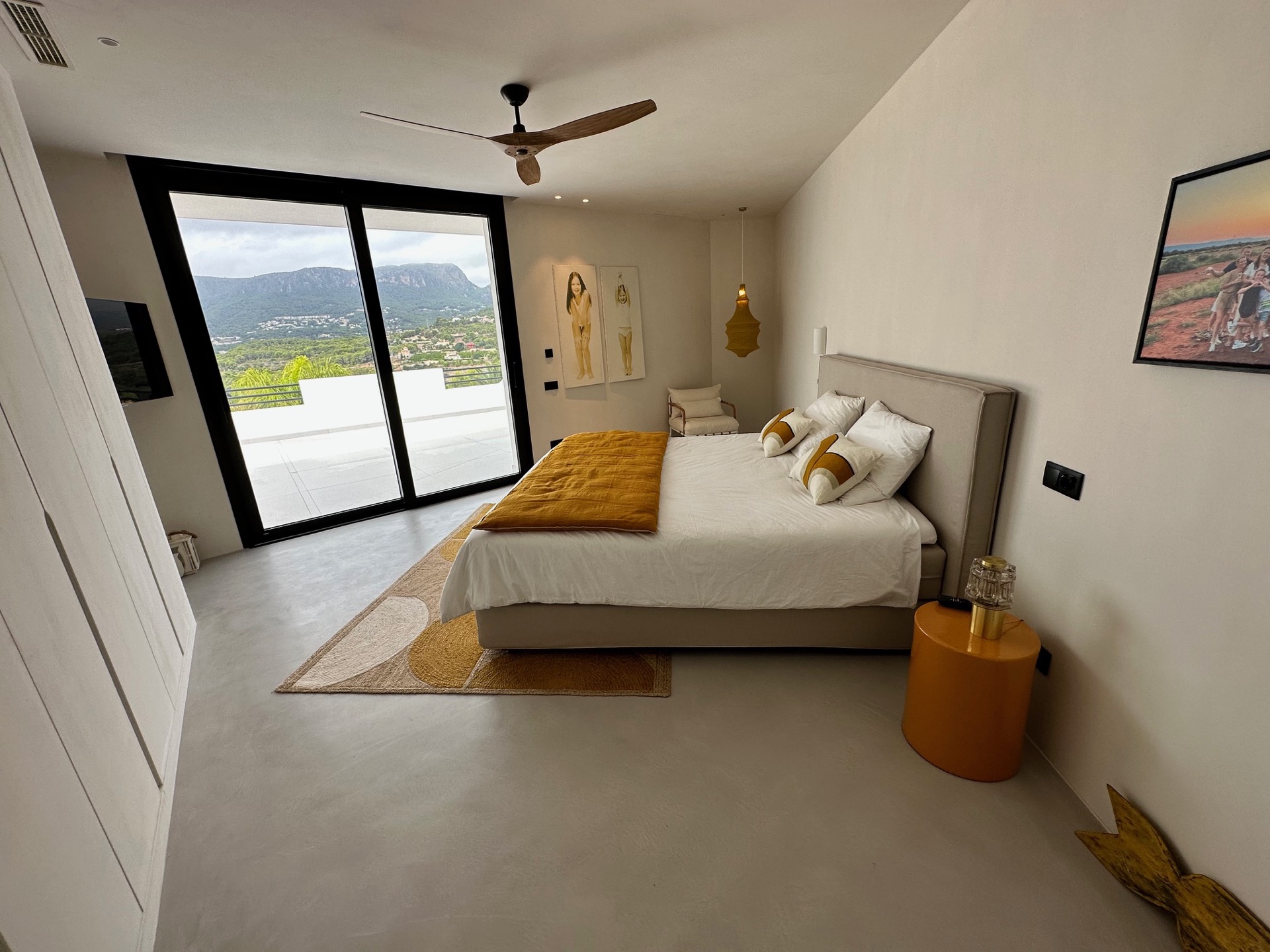 finitura microtopping continua in una casa moderna: camera da letto moderna con pavimento liscio in microtopping e grande, Luxury, Design, Exclusive, Modern, Custom Made, Special, Beautiful