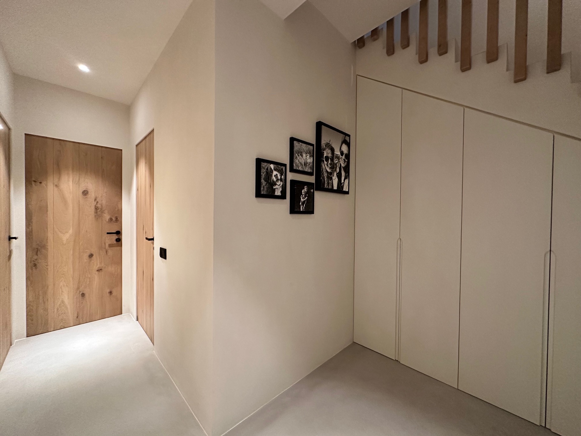 finitura microtopping continua in una casa moderna: disimpegno pulito con porta in legno, armadi integrati e pavimento, Luxury, Design, Exclusive, Modern, Custom Made, Special, Beautiful