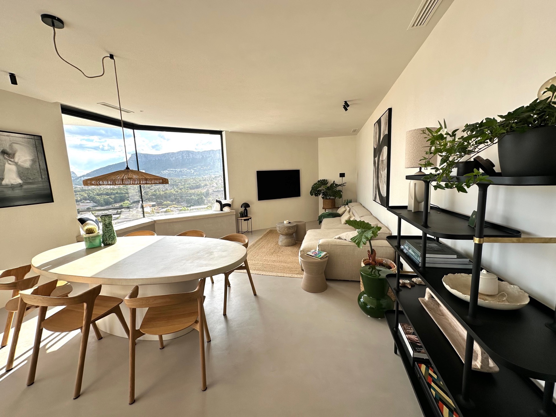finitura microtopping continua in una casa moderna: soggiorno con pavimento continuo in microtopping, grandi finestre e, Luxury, Design, Exclusive, Modern, Custom Made, Special, Beautiful