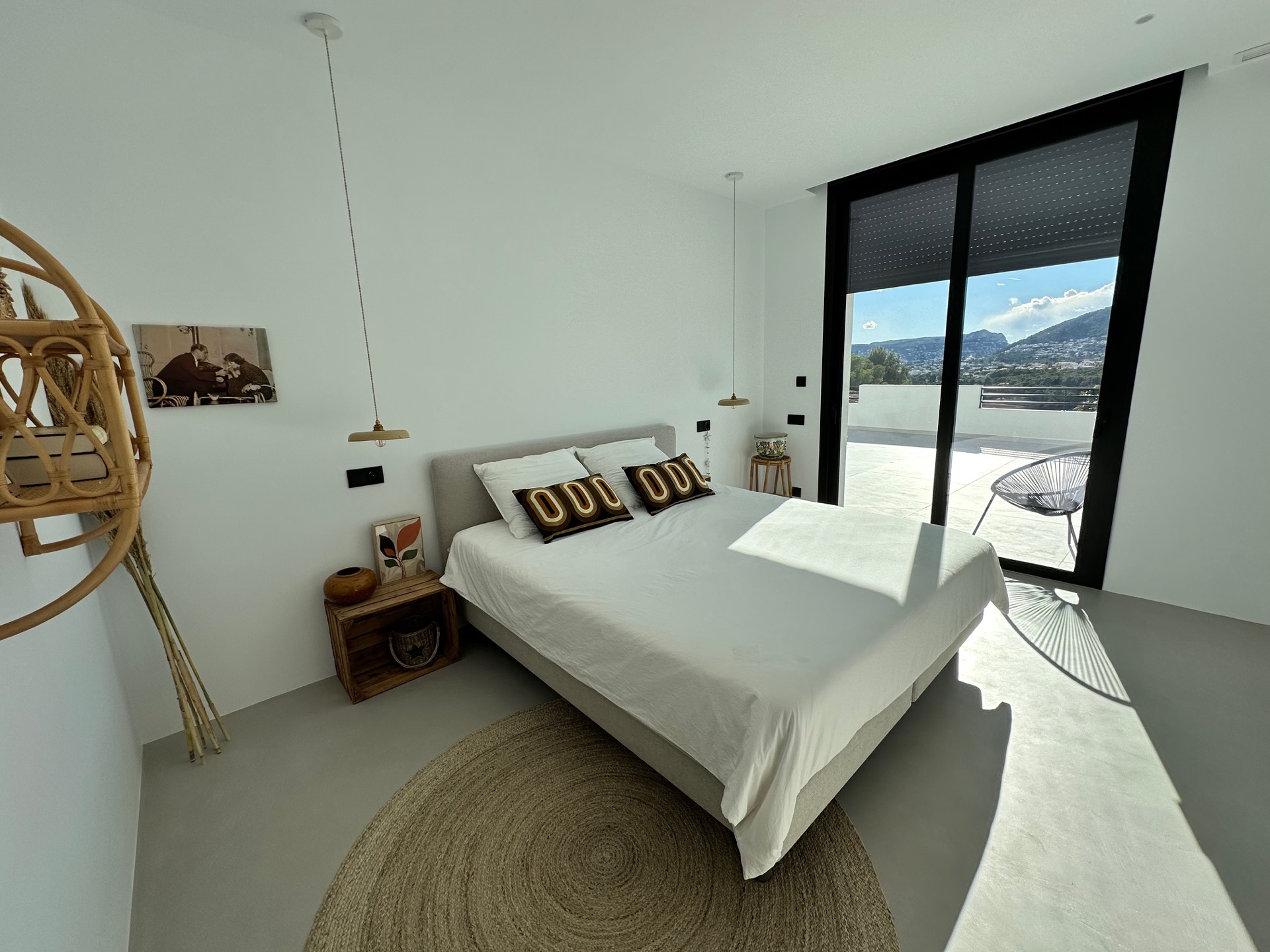 finitura microtopping continua in una casa moderna: camera da letto con letto, porta in vetro sul balcone e finitura, Luxury, Design, Exclusive, Modern, Custom Made, Special, Beautiful