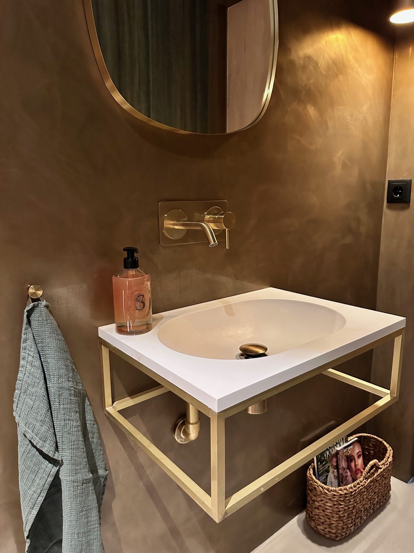 finitura microtopping continua in una casa moderna: bagno con specchio rotondo, lavabo bianco e finitura microtopping bronzo, Luxury, Design, Exclusive, Modern, Custom Made, Special, Beautiful