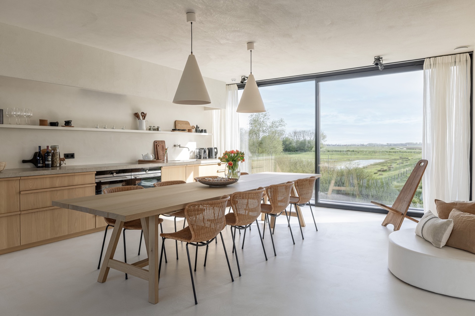 finitura opaca continua in microtopping: cucina con grande finestra e vista aperta, mobili in legno e lampade a sospensione, Luxury, Design, Exclusive, Modern, Custom Made, Special, Beautiful
