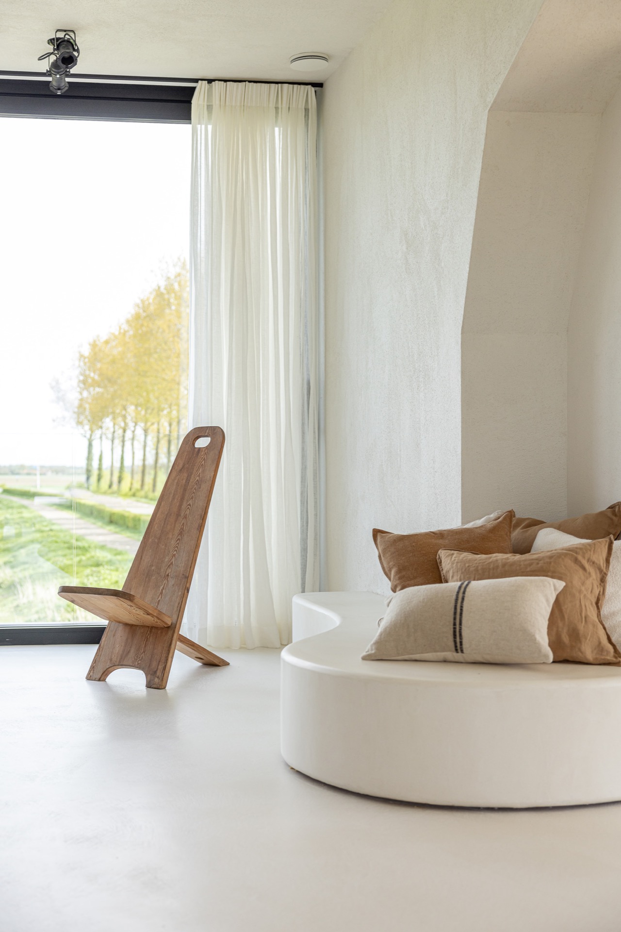 finitura opaca continua in microtopping: zona relax con tende bianche e grande finestra in un interno luminoso con finiture, Luxury, Design, Exclusive, Modern, Custom Made, Special, Beautiful