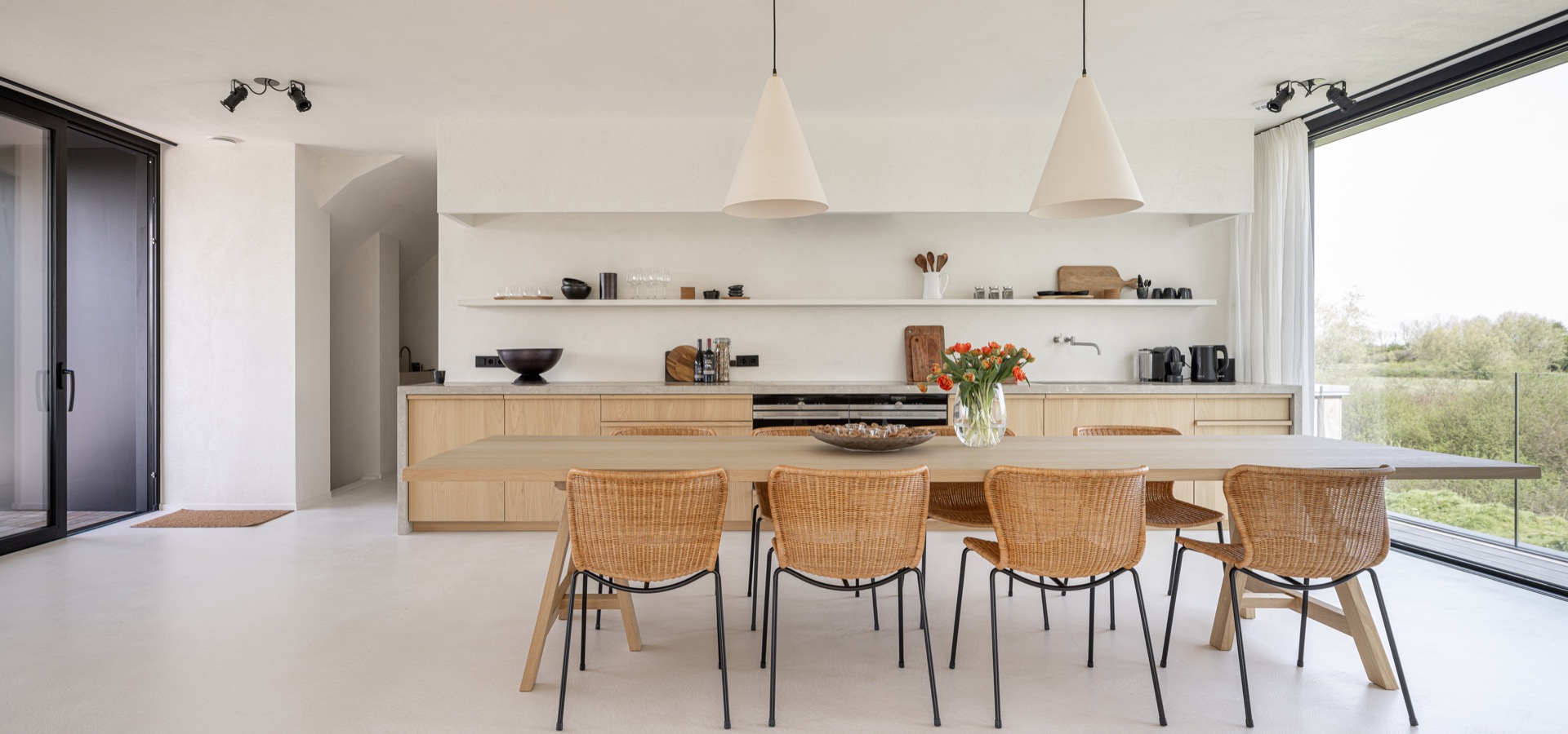 finitura opaca continua in microtopping: cucina moderna con mobili in legno, isola e lampade a sospensione vicino a grandi, Luxury, Design, Exclusive, Modern, Custom Made, Special, Beautiful