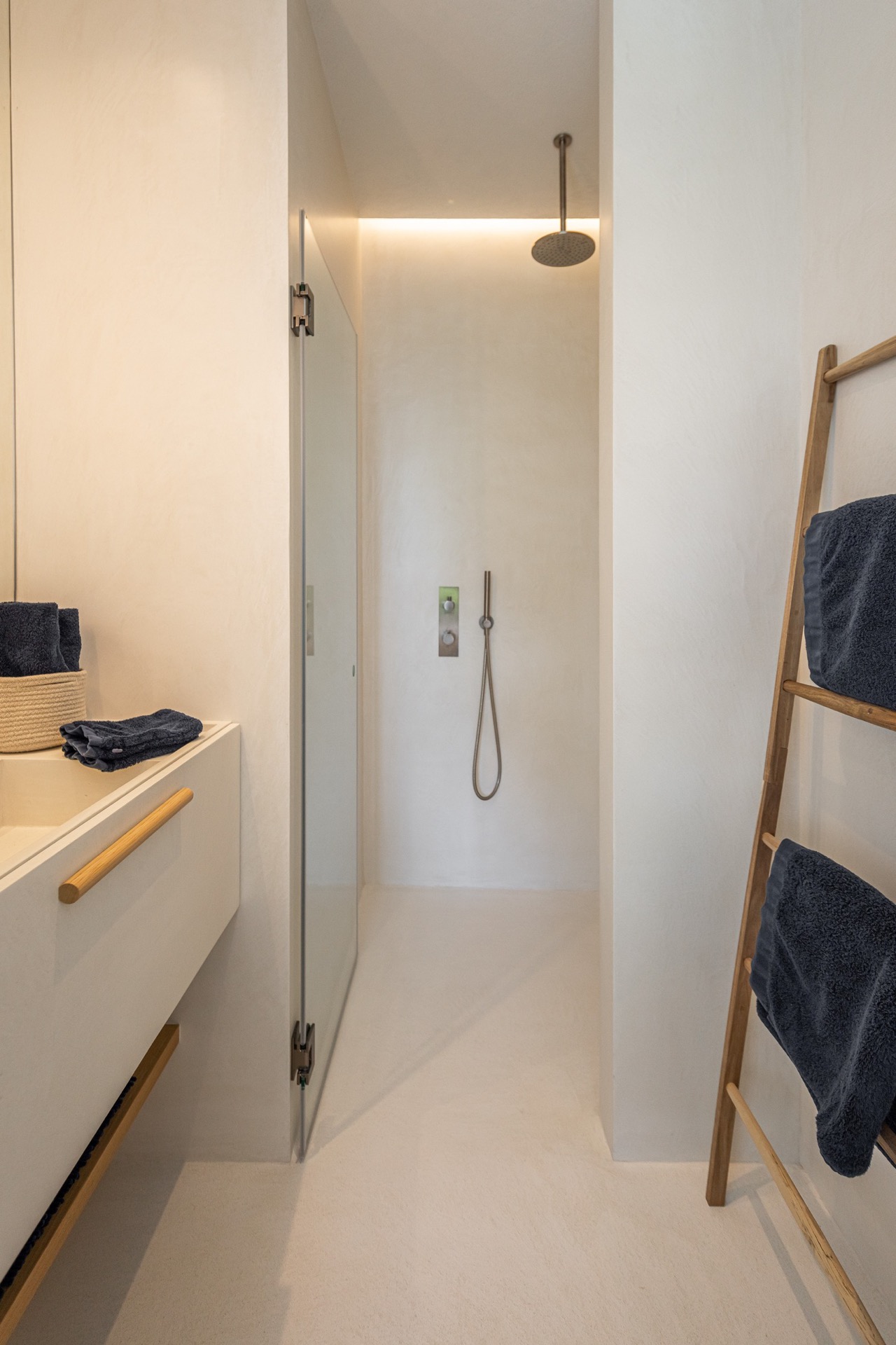 finitura opaca continua in microtopping: doccia walk-in con parete in vetro, soffione a pioggia e finiture opache, Luxury, Design, Exclusive, Modern, Custom Made, Special, Beautiful