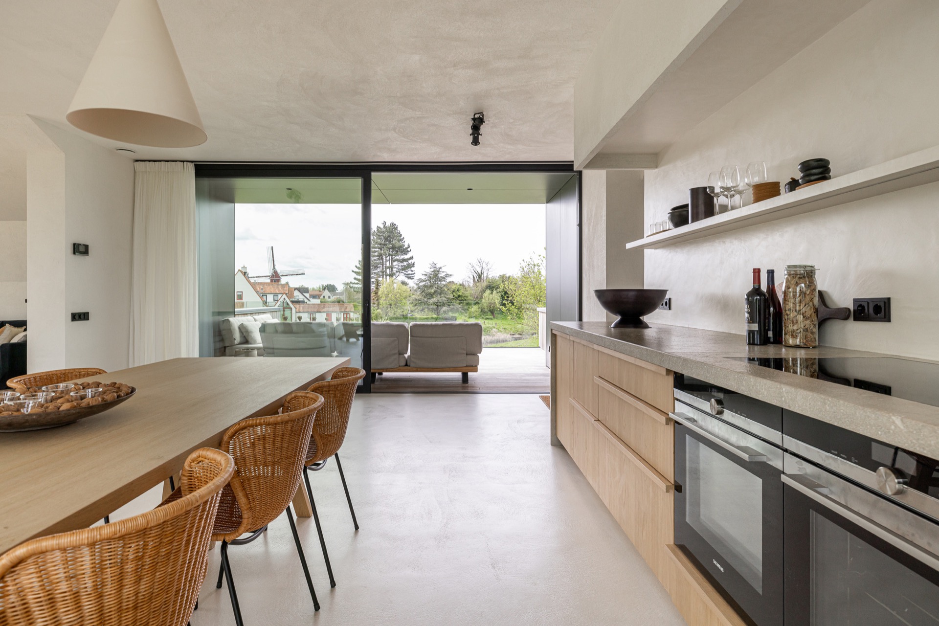 finitura opaca continua in microtopping: passaggio tra cucina e soggiorno con porta scorrevole vetrata e pareti pulite, Luxury, Design, Exclusive, Modern, Custom Made, Special, Beautiful