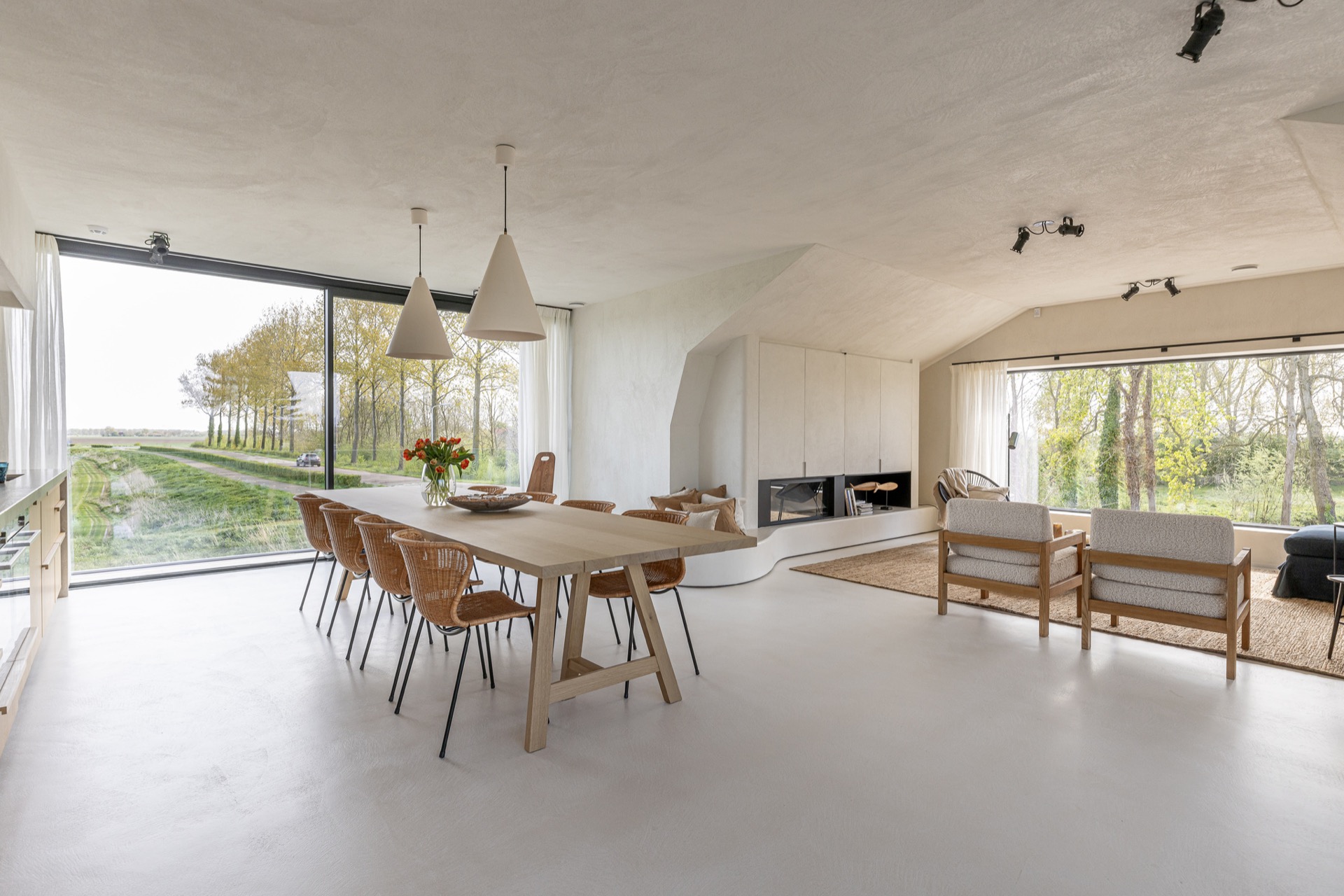 finitura opaca continua in microtopping: soggiorno luminoso con tavolo da pranzo, grandi finestre e parete del camino, Luxury, Design, Exclusive, Modern, Custom Made, Special, Beautiful