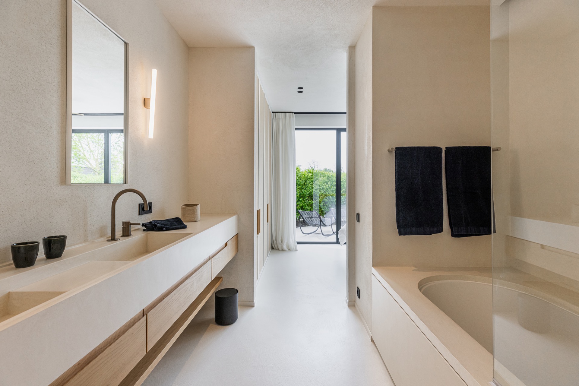 finitura opaca continua in microtopping: bagno con mobile lavabo lungo, finitura opaca e zona vasca in nicchia, Luxury, Design, Exclusive, Modern, Custom Made, Special, Beautiful