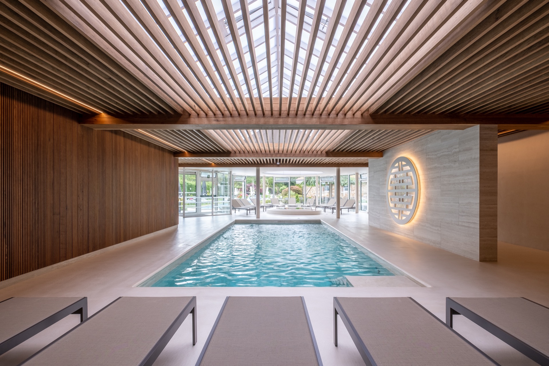 interno piscina benessere e complesso sauna: area piscina interna con soffitto a doghe in legno, illuminazione lineare e, Luxe, Design, Exclusief, Modern, Maatwerk, Bijzondere, Mooie