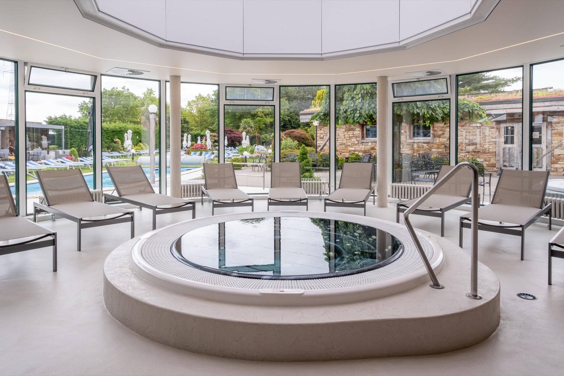 interno piscina benessere e complesso sauna: area piscina interna con vasca whirlpool rotonda, grandi finestre e vista sul, Luxe, Design, Exclusief, Modern, Maatwerk, Bijzondere, Mooie