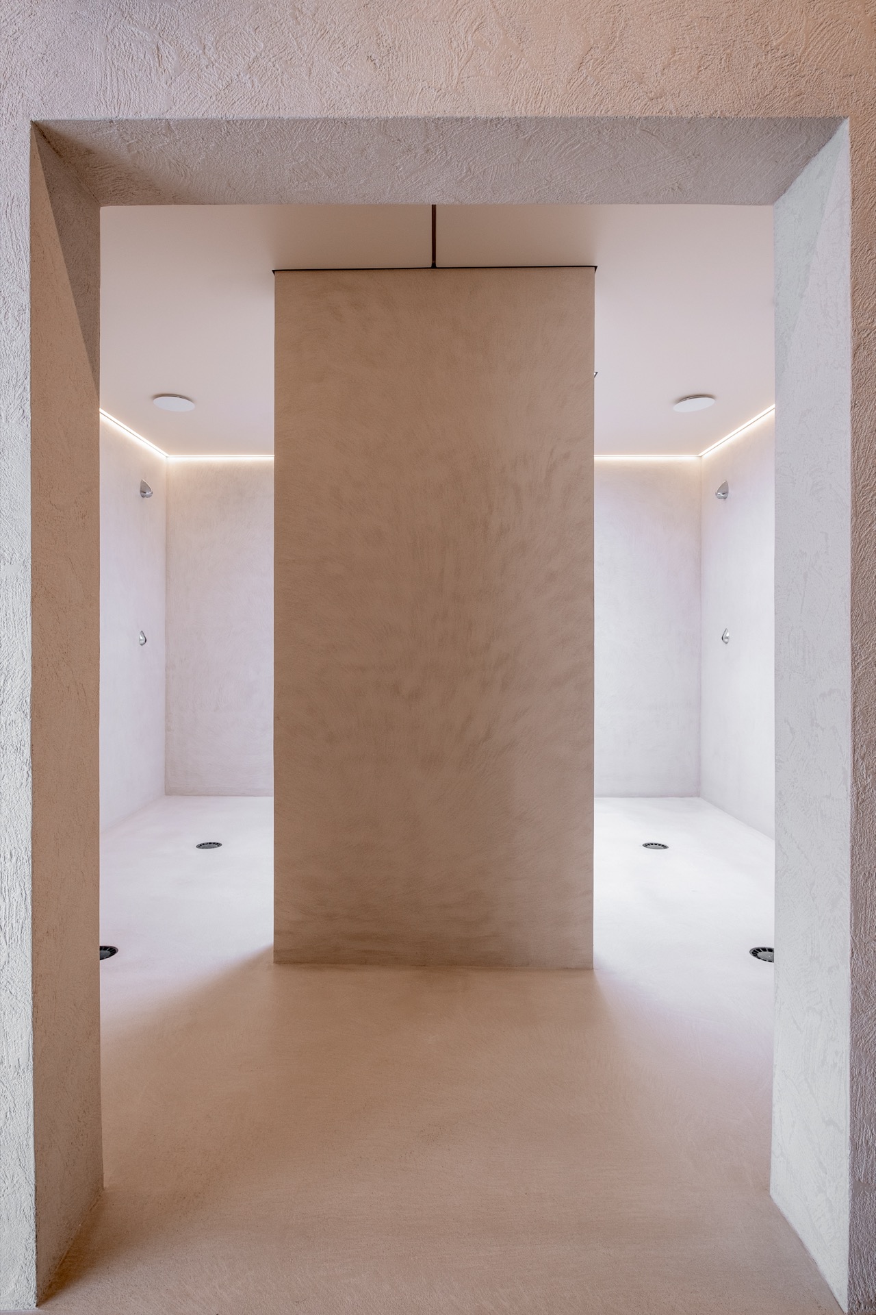 interno piscina benessere e complesso sauna: doccia wellness con pannello centrale color nocciola, pareti bianche e faretti, Luxe, Design, Exclusief, Modern, Maatwerk, Bijzondere, Mooie