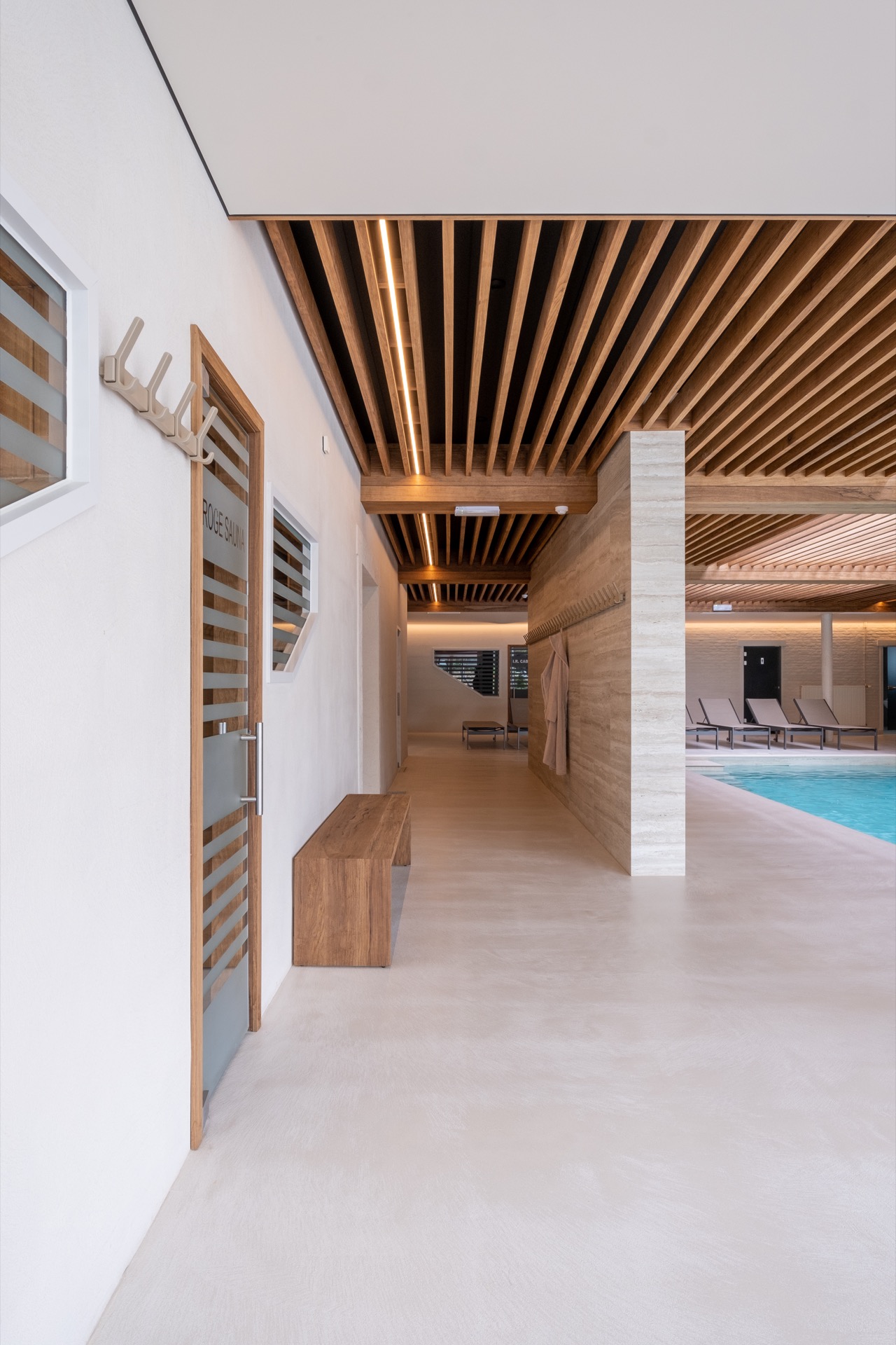 interno piscina benessere e complesso sauna: corridoio wellness con soffitto a doghe in legno, illuminazione lineare e vista, Luxe, Design, Exclusief, Modern, Maatwerk, Bijzondere, Mooie