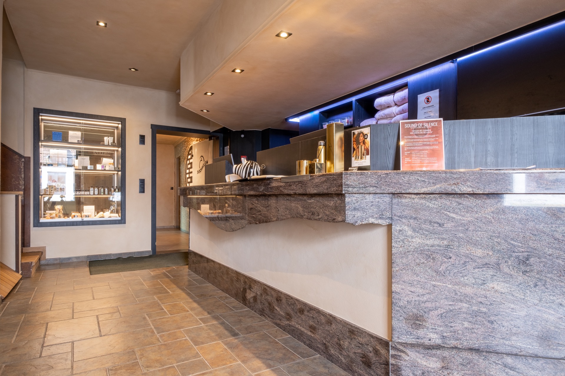 interno piscina benessere e complesso sauna: reception wellness con rivestimento in pietra naturale, parete strutturata e, Luxe, Design, Exclusief, Modern, Maatwerk, Bijzondere, Mooie
