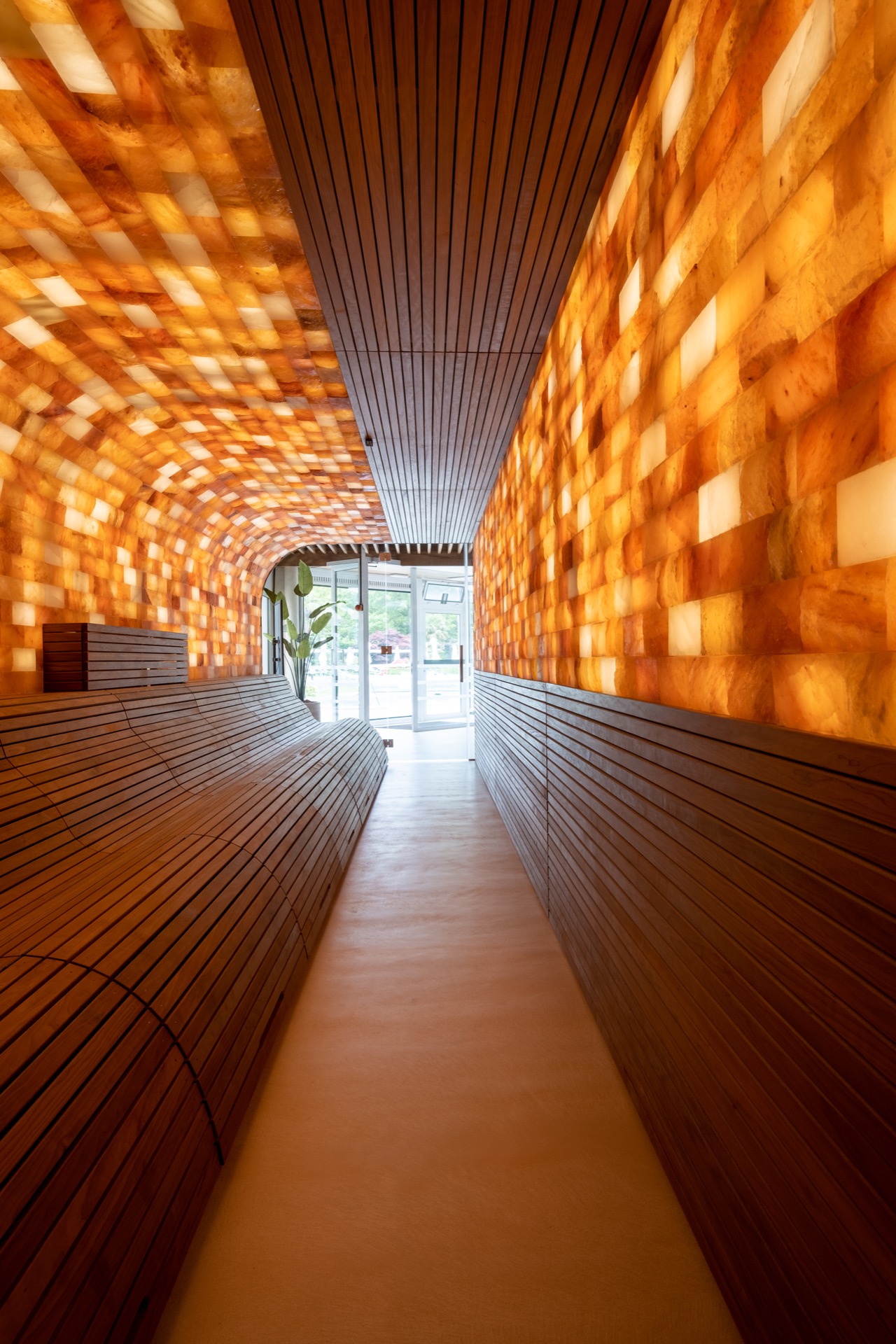 interno piscina benessere e complesso sauna: corridoio sauna con pareti in mosaico caldo, panche in legno e soffitto a doghe, Luxe, Design, Exclusief, Modern, Maatwerk, Bijzondere, Mooie