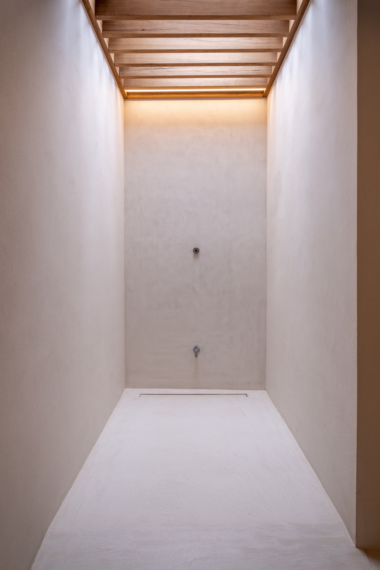 interno piscina benessere e complesso sauna: parete doccia minimal con soffitto a doghe in legno e illuminazione lineare, Luxe, Design, Exclusief, Modern, Maatwerk, Bijzondere, Mooie