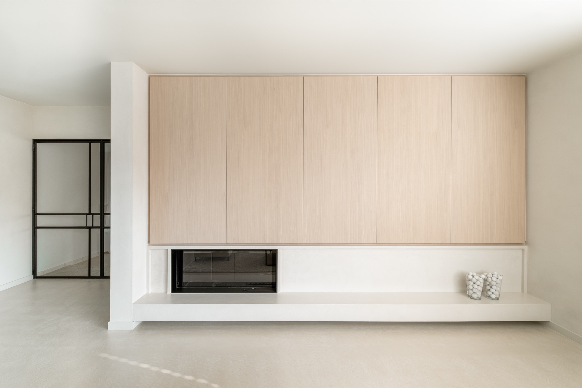 progetto di interior con microtopping: camino integrato in una nicchia ampia con pannelli in legno chiaro su misura, Luxury, Design, Exclusive, Modern, Custom Made, Special, Beautiful
