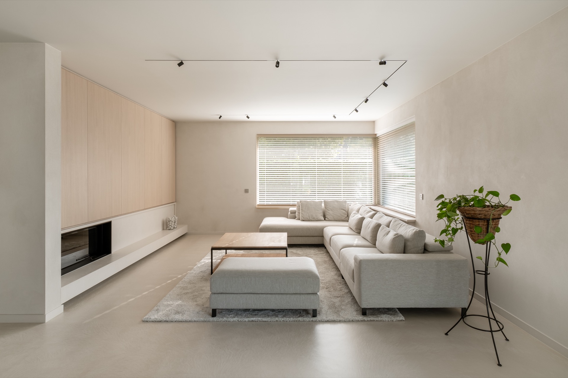 progetto di interior con microtopping: soggiorno con divano a L, parete su misura e camino integrato, Luxury, Design, Exclusive, Modern, Custom Made, Special, Beautiful
