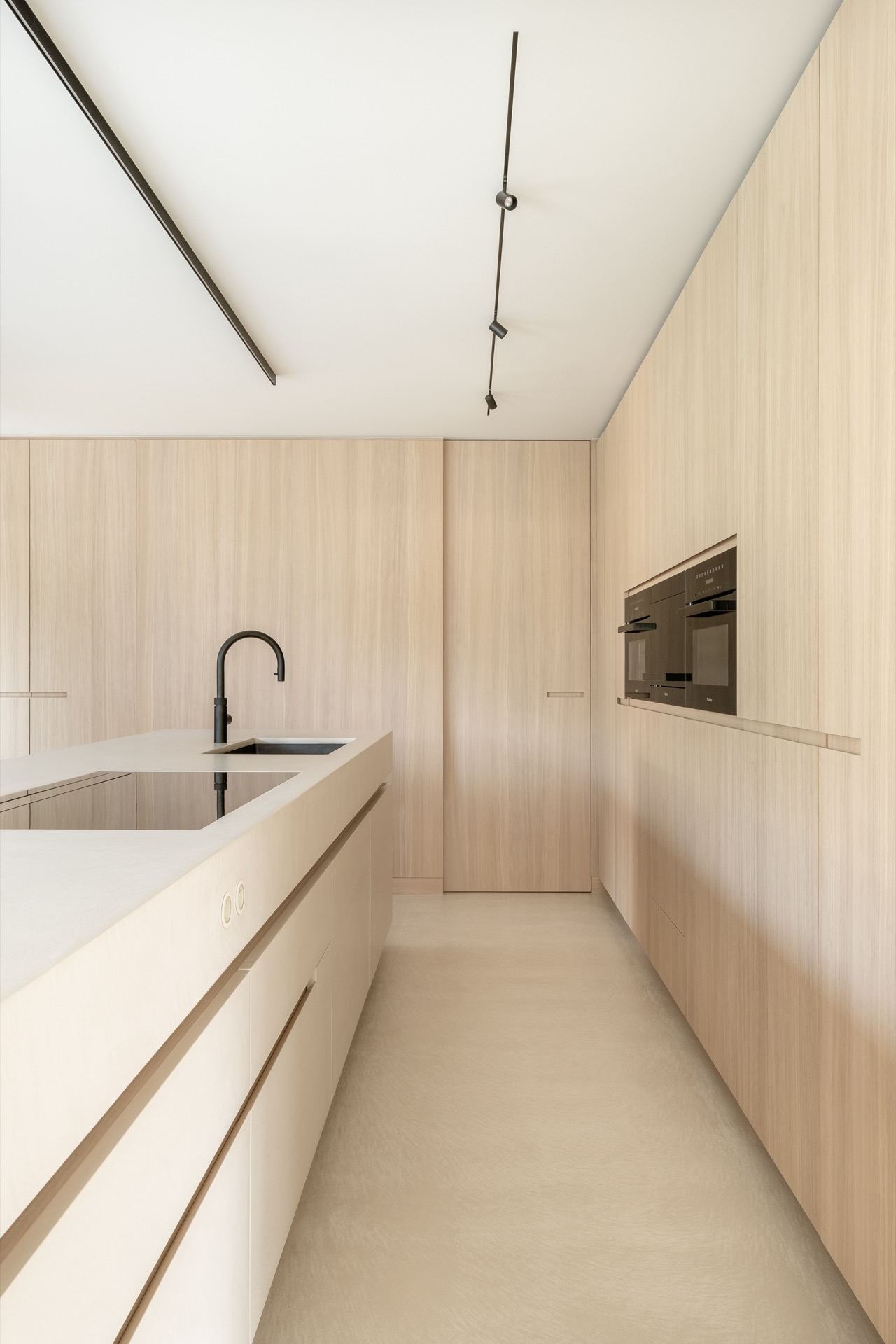 progetto di interior con microtopping: angolo cucina con lavello, mobili in legno chiaro e luci su binario, Luxury, Design, Exclusive, Modern, Custom Made, Special, Beautiful