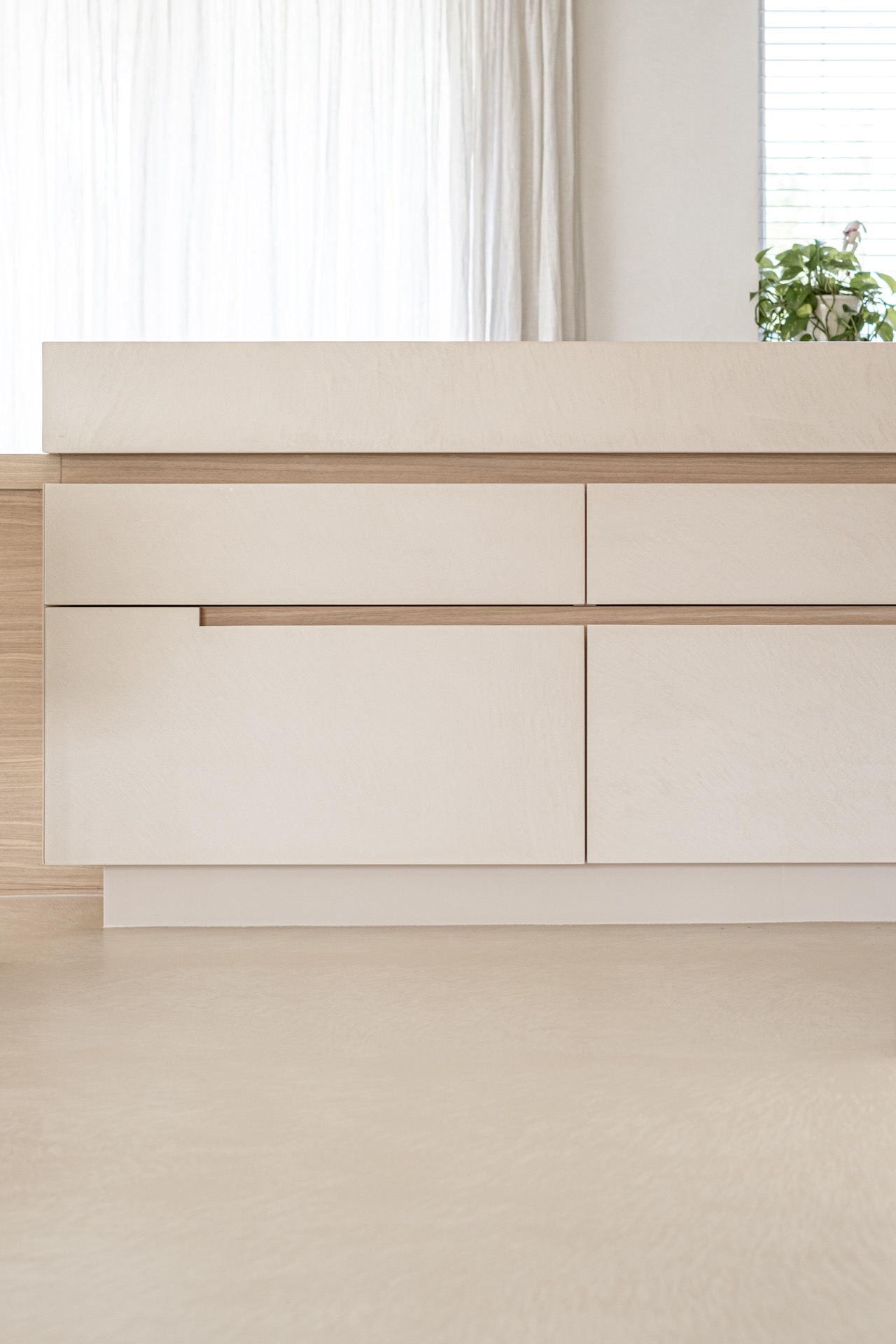 progetto di interior con microtopping: frontali della cucina con cassetti e linee pulite, bordo uniforme del piano, Luxury, Design, Exclusive, Modern, Custom Made, Special, Beautiful