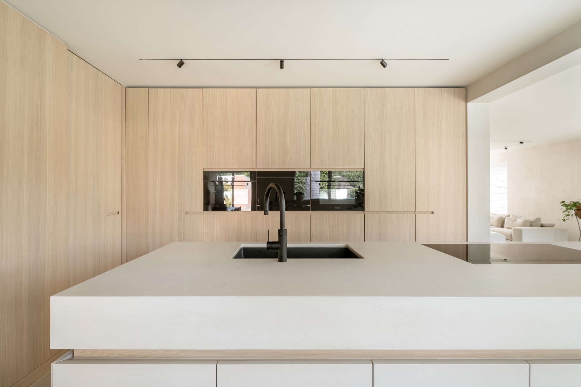 progetto di interior con microtopping: cucina moderna con mobili in legno chiaro, lavello integrato e isola in microtopping, Luxury, Design, Exclusive, Modern, Custom Made, Special, Beautiful