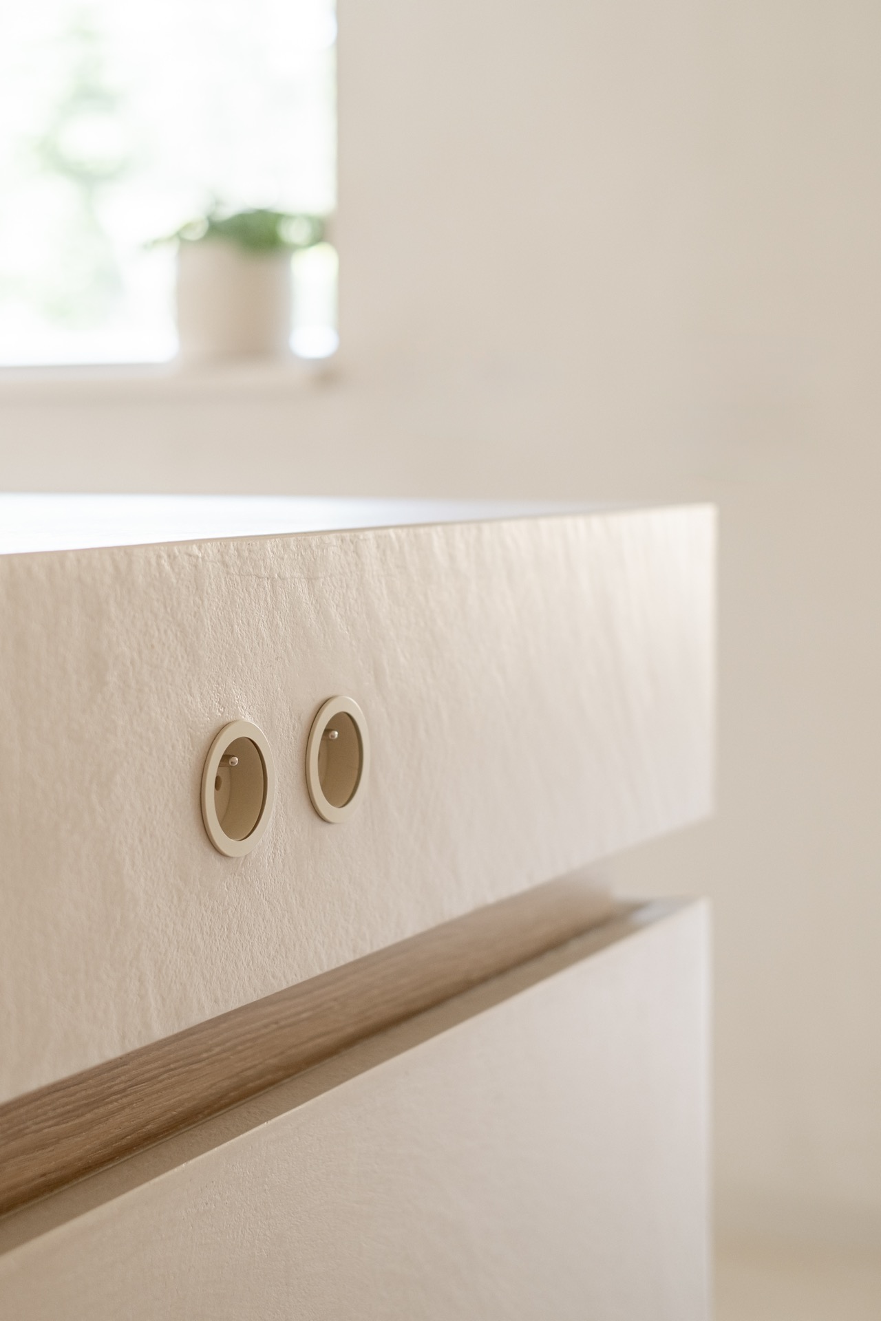 progetto di interior con microtopping: dettaglio di parete bianca liscia con prese a muro e bordi puliti, Luxury, Design, Exclusive, Modern, Custom Made, Special, Beautiful