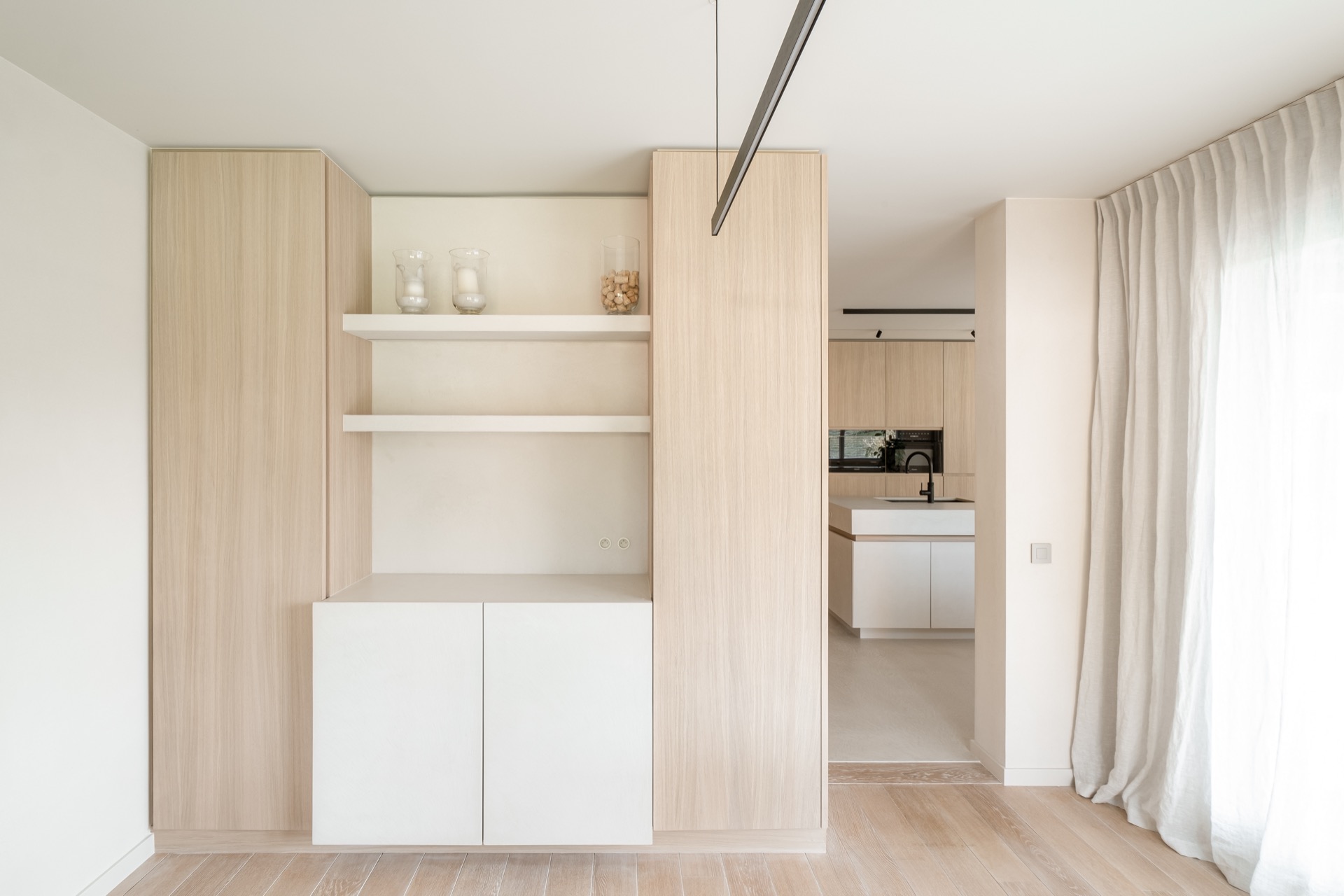 progetto di interior con microtopping: interno cucina con legno chiaro, nicchia aperta e vista sull’area di lavoro, Luxury, Design, Exclusive, Modern, Custom Made, Special, Beautiful