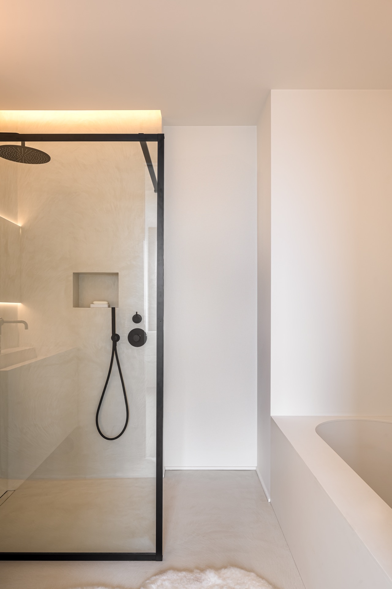 finitura parete microtopping: doccia walk-in con parete divisoria in vetro e profili scuri, finitura chiara, Luxury, Design, Exclusive, Modern, Custom Made, Special, Beautiful