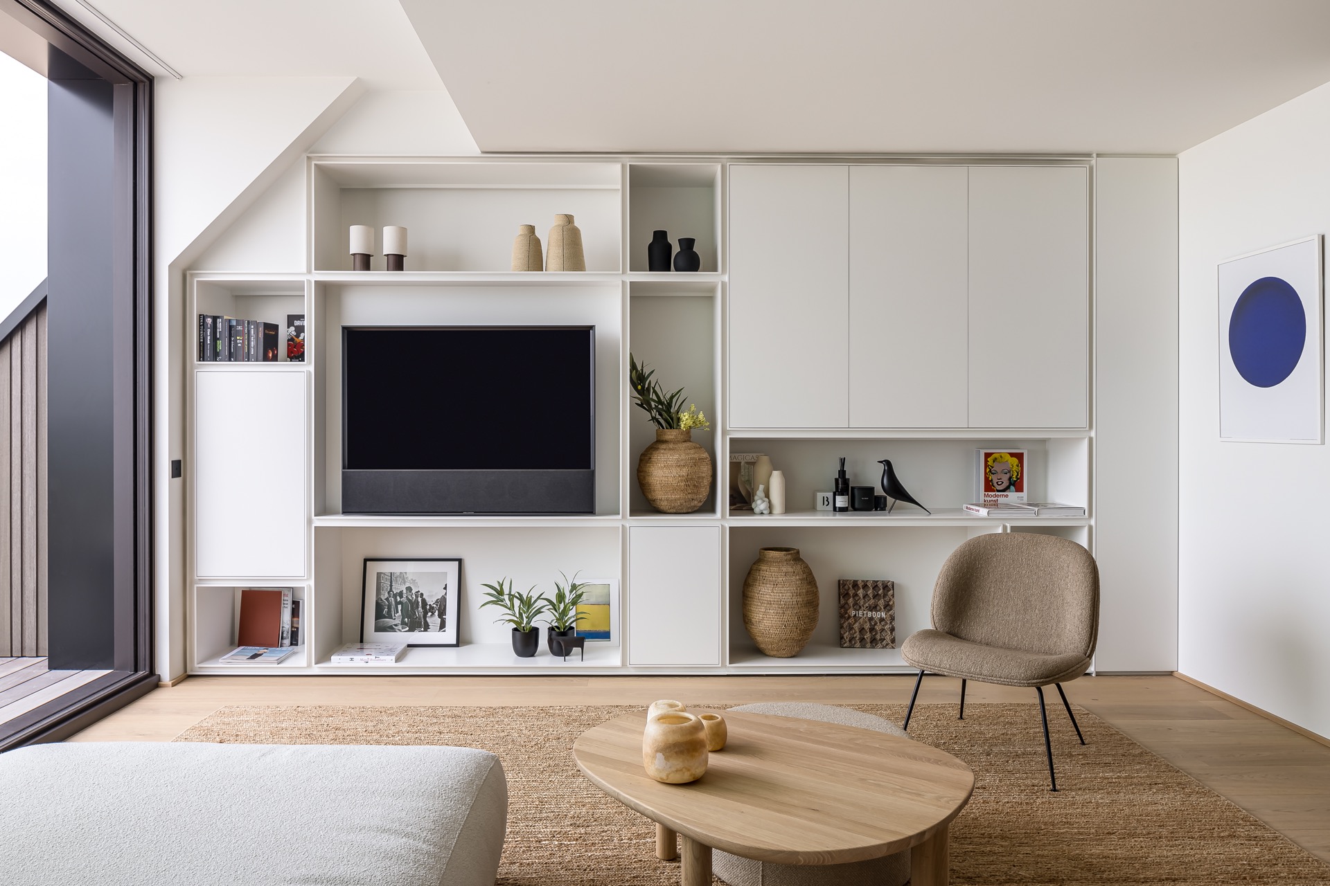 finitura parete microtopping: parete del soggiorno con nicchie integrate, mensole aperte e armadi su misura, Luxury, Design, Exclusive, Modern, Custom Made, Special, Beautiful