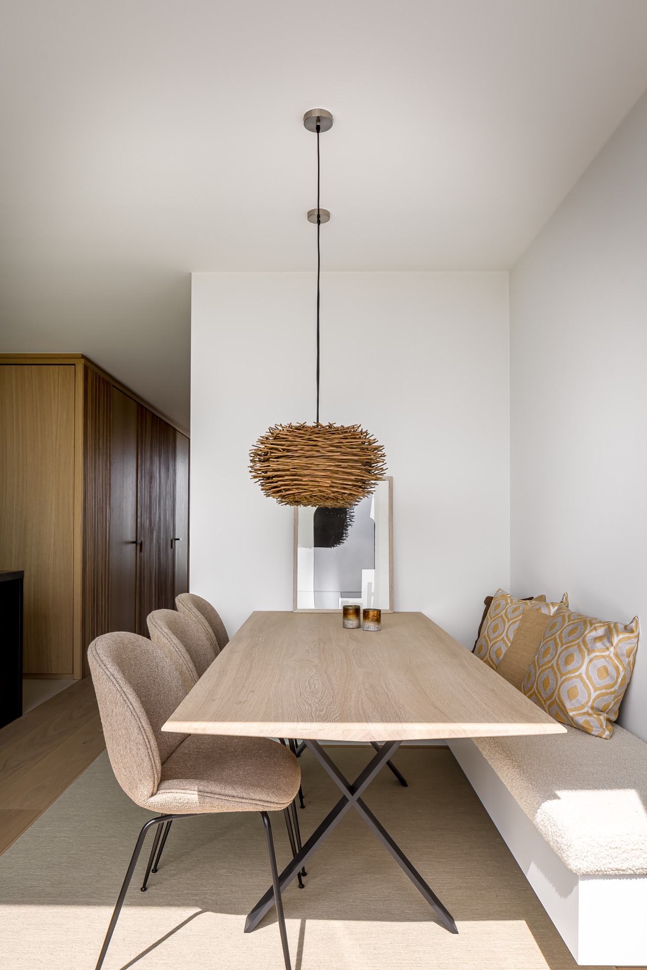 finitura parete microtopping: sala da pranzo con tavolo in legno, lampada a sospensione e nicchia integrata con luce, Luxury, Design, Exclusive, Modern, Custom Made, Special, Beautiful