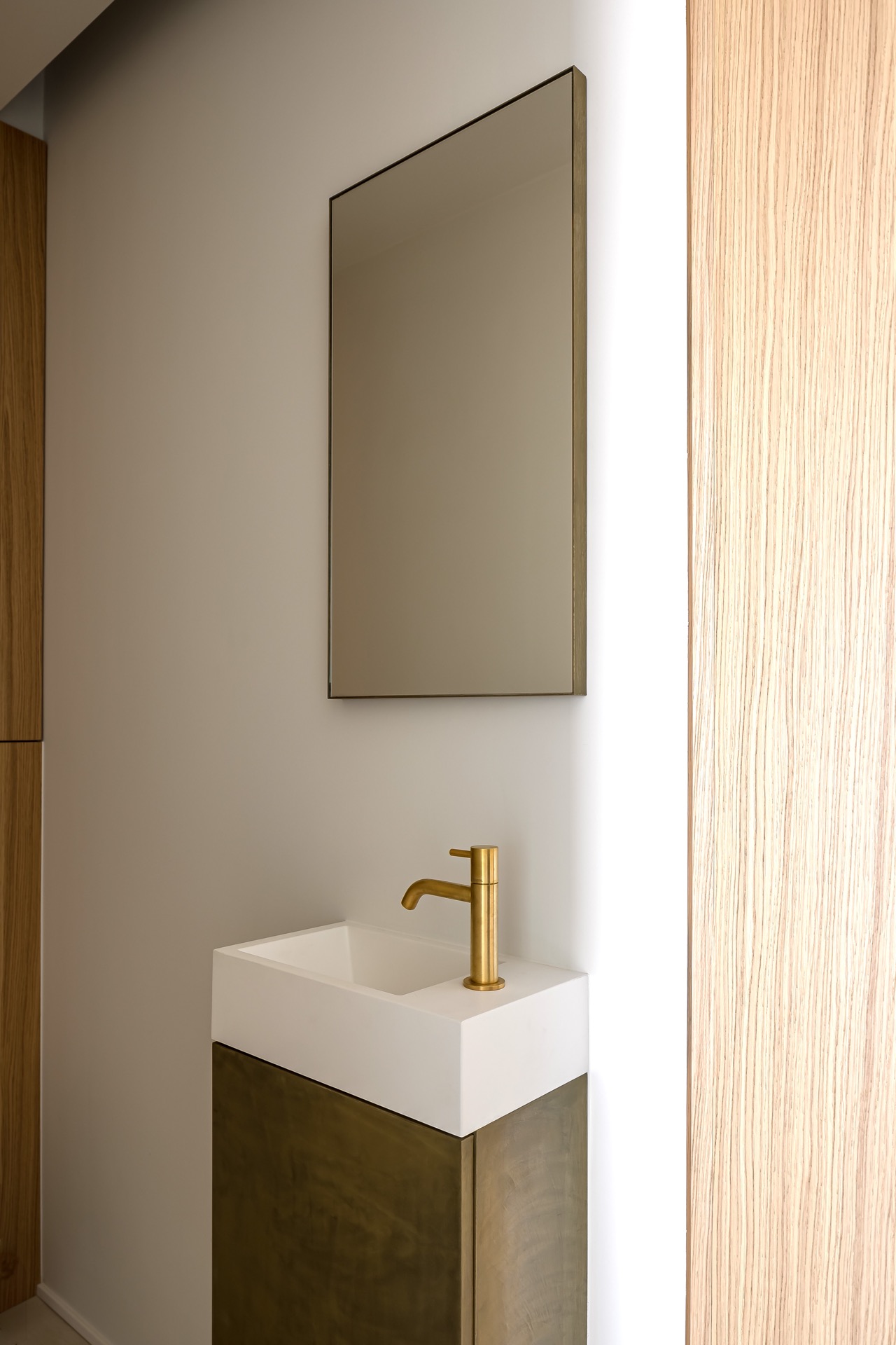 finitura parete microtopping: lavabo bagno bianco con rubinetto dorato e cornice a parete pulita, Luxury, Design, Exclusive, Modern, Custom Made, Special, Beautiful