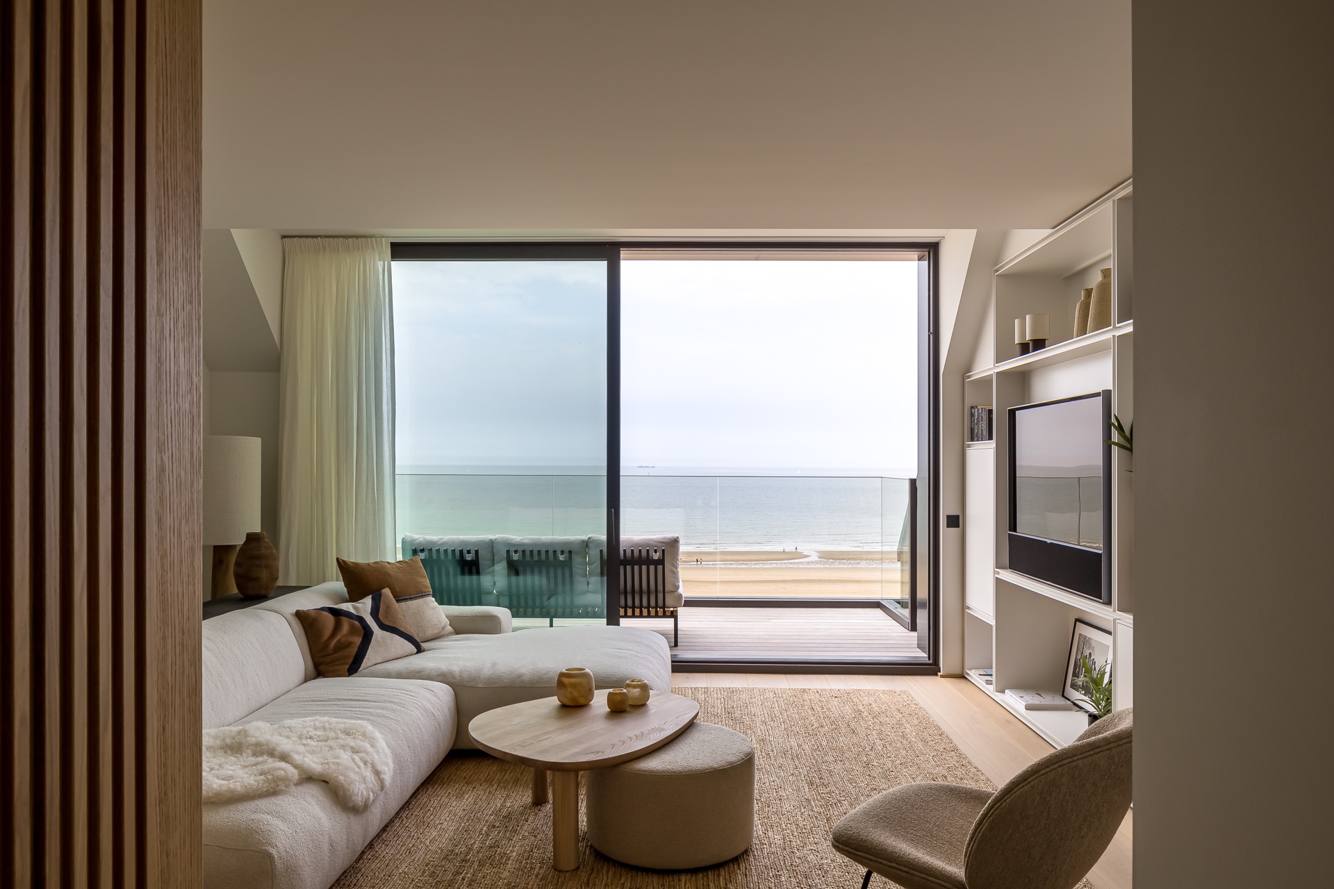 finitura parete microtopping: soggiorno di attico con ampia vetrata, divano e vista verso la terrazza, Luxury, Design, Exclusive, Modern, Custom Made, Special, Beautiful