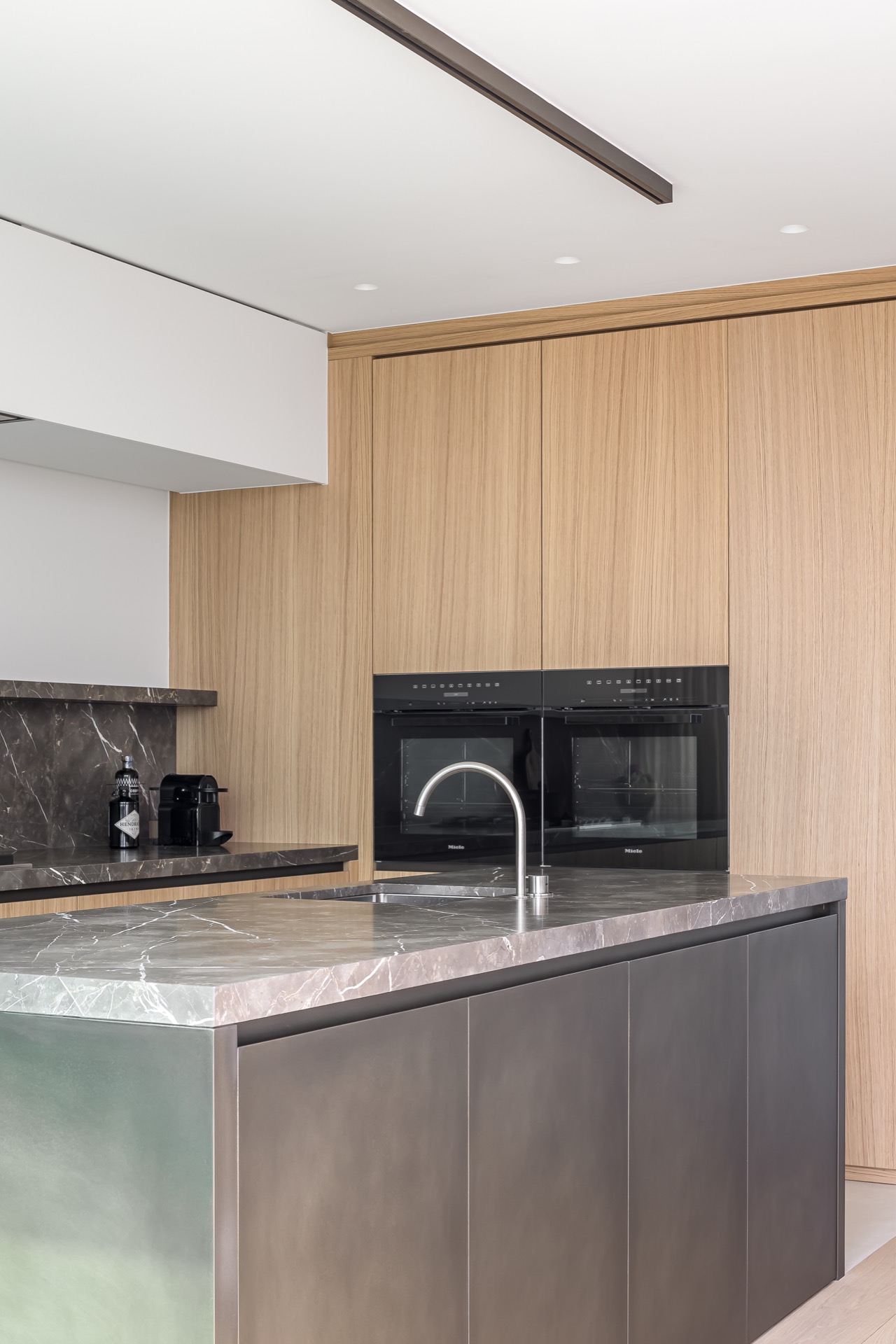finitura parete microtopping: cucina moderna con ante in legno, piano in pietra effetto marmo e elettrodomestici integrati, Luxury, Design, Exclusive, Modern, Custom Made, Special, Beautiful