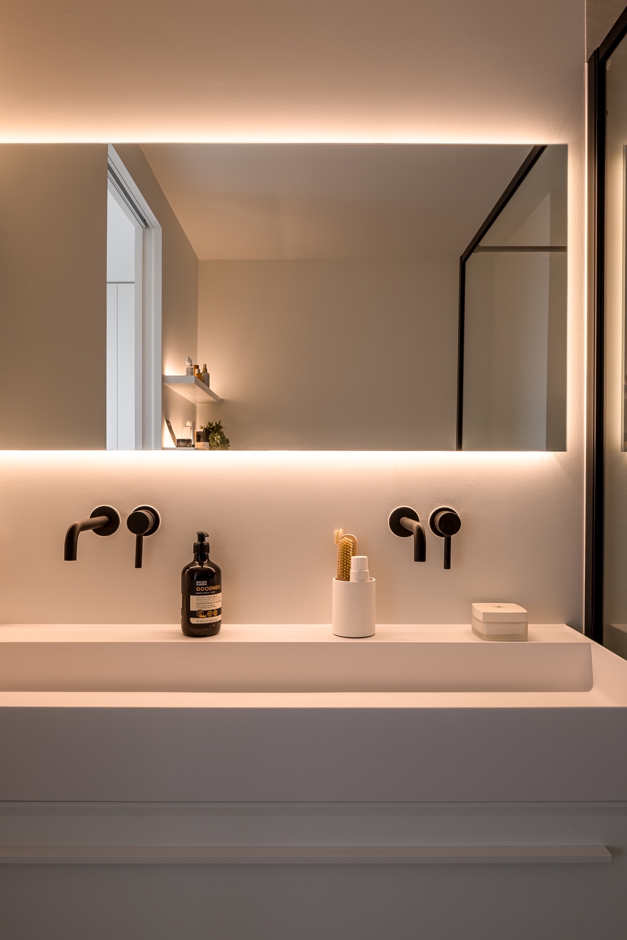 finitura parete microtopping: bagno: lavabo con nicchia illuminata e finitura murale minimalista, Luxury, Design, Exclusive, Modern, Custom Made, Special, Beautiful