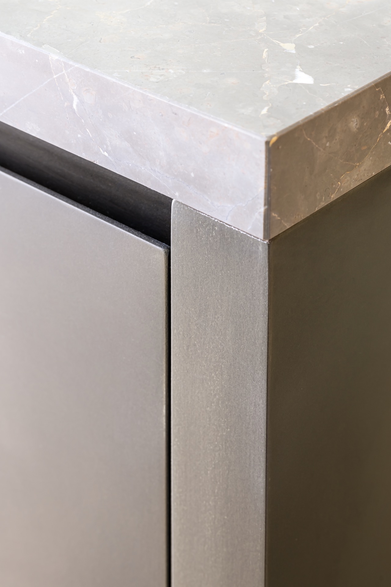 finitura parete microtopping: primo piano del dettaglio d’angolo con piano effetto marmo e bordo scuro, Luxury, Design, Exclusive, Modern, Custom Made, Special, Beautiful