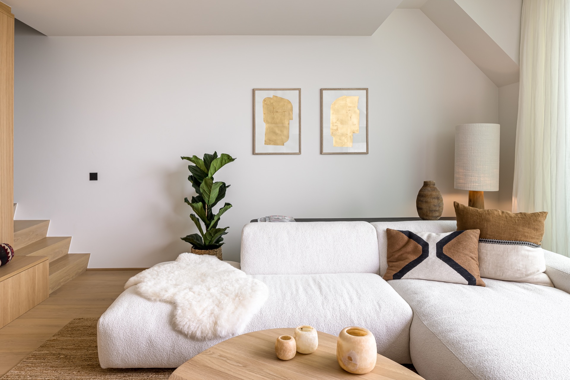 finitura parete microtopping: angolo relax con imbottitura bianca, legno caldo e parete bianca pulita, Luxury, Design, Exclusive, Modern, Custom Made, Special, Beautiful