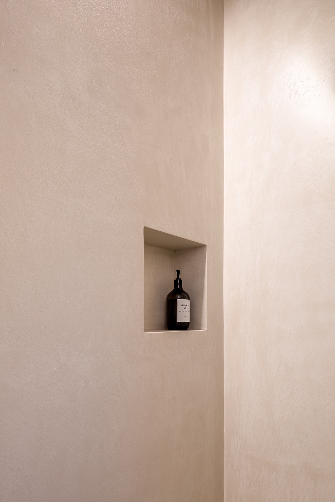 acabado microtopping en pared: detalle de una pequeña hornacina empotrada en pared con microtopping o revoque, Luxury, Design, Exclusive, Modern, Custom Made, Special, Beautiful