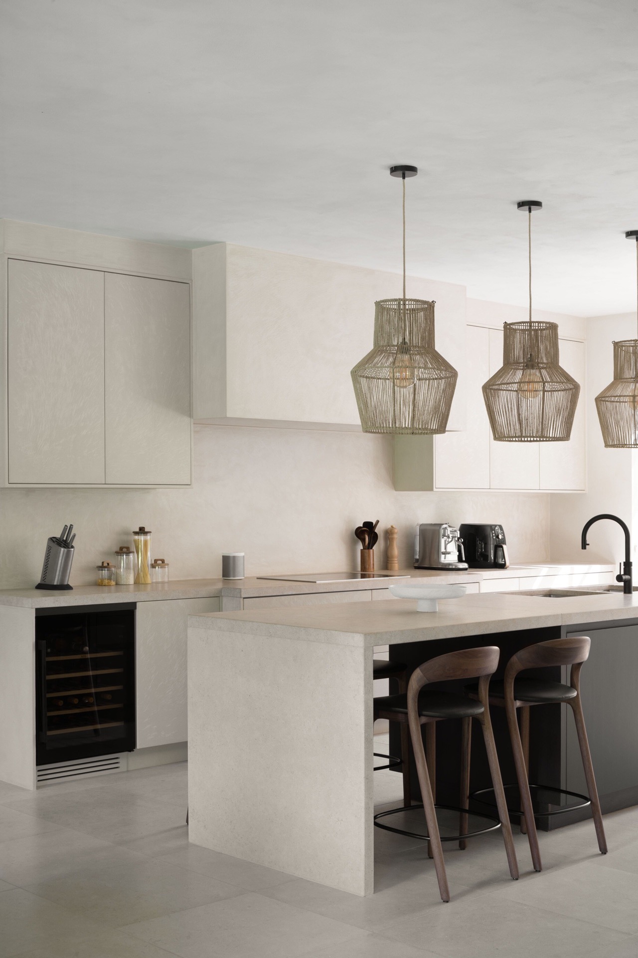 microtopping interno: cucina moderna con isola, mobili bianchi e luci a sospensione, con piano in pietra naturale, Luxury, Design, Exclusive, Modern, Custom Made, Special, Beautiful