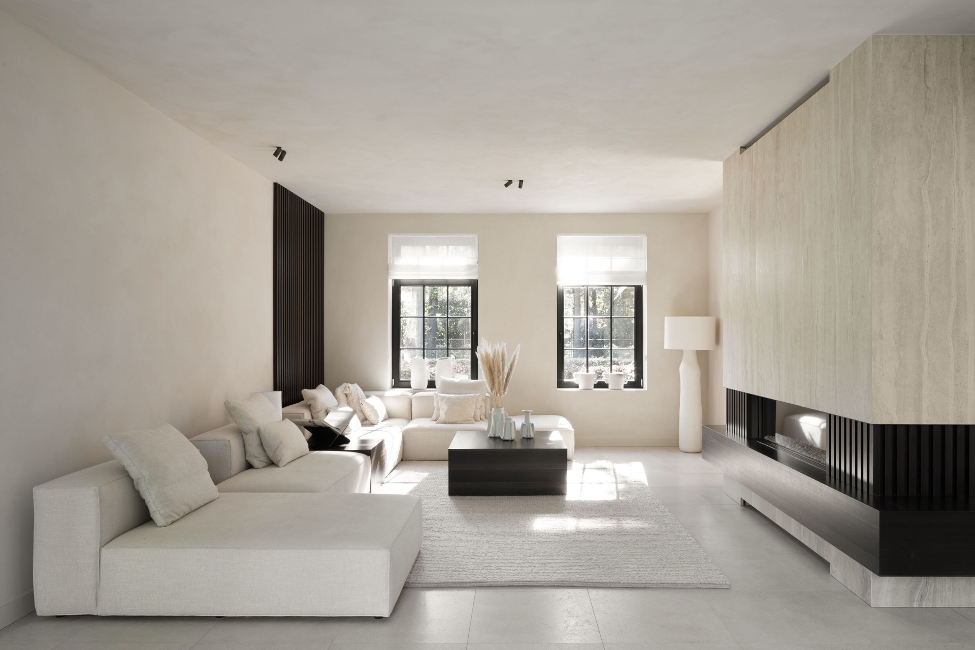 microtopping interno: soggiorno luminoso con parete del camino moderna e finitura ad intonaco, con luce naturale e accenti, Luxury, Design, Exclusive, Modern, Custom Made, Special, Beautiful