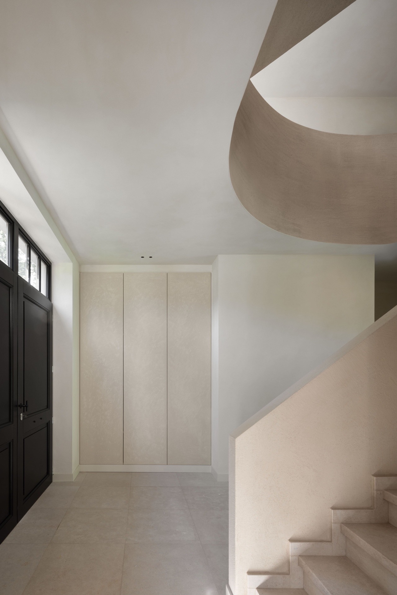 microtopping interno: ingresso con armadio a muro e scala, pareti intonacate lisce e pavimento in piastrelle, Luxury, Design, Exclusive, Modern, Custom Made, Special, Beautiful