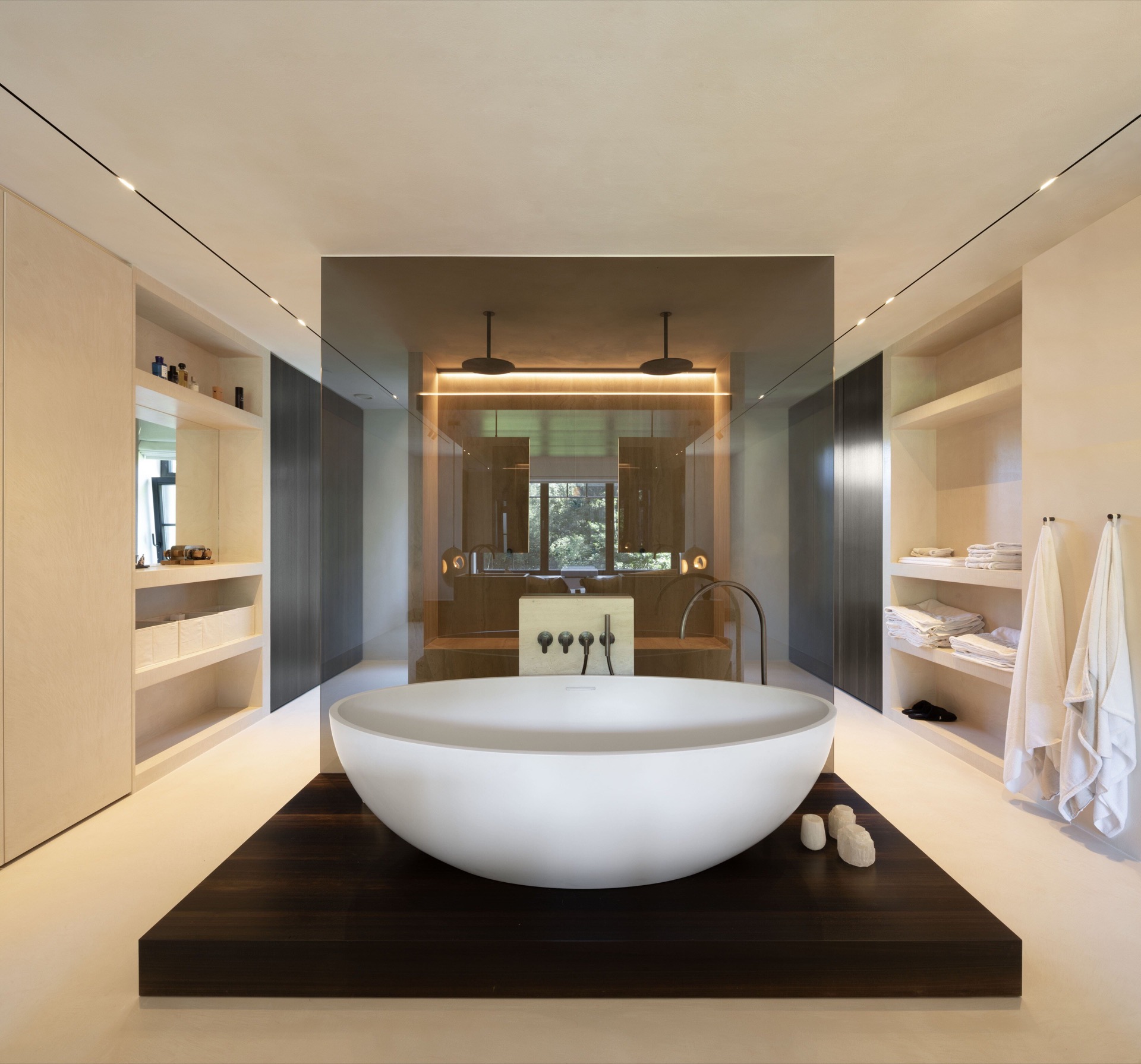 microtopping interno: bagno con vasca rotonda freestanding e illuminazione integrata nelle nicchie, interno minimale, Luxury, Design, Exclusive, Modern, Custom Made, Special, Beautiful
