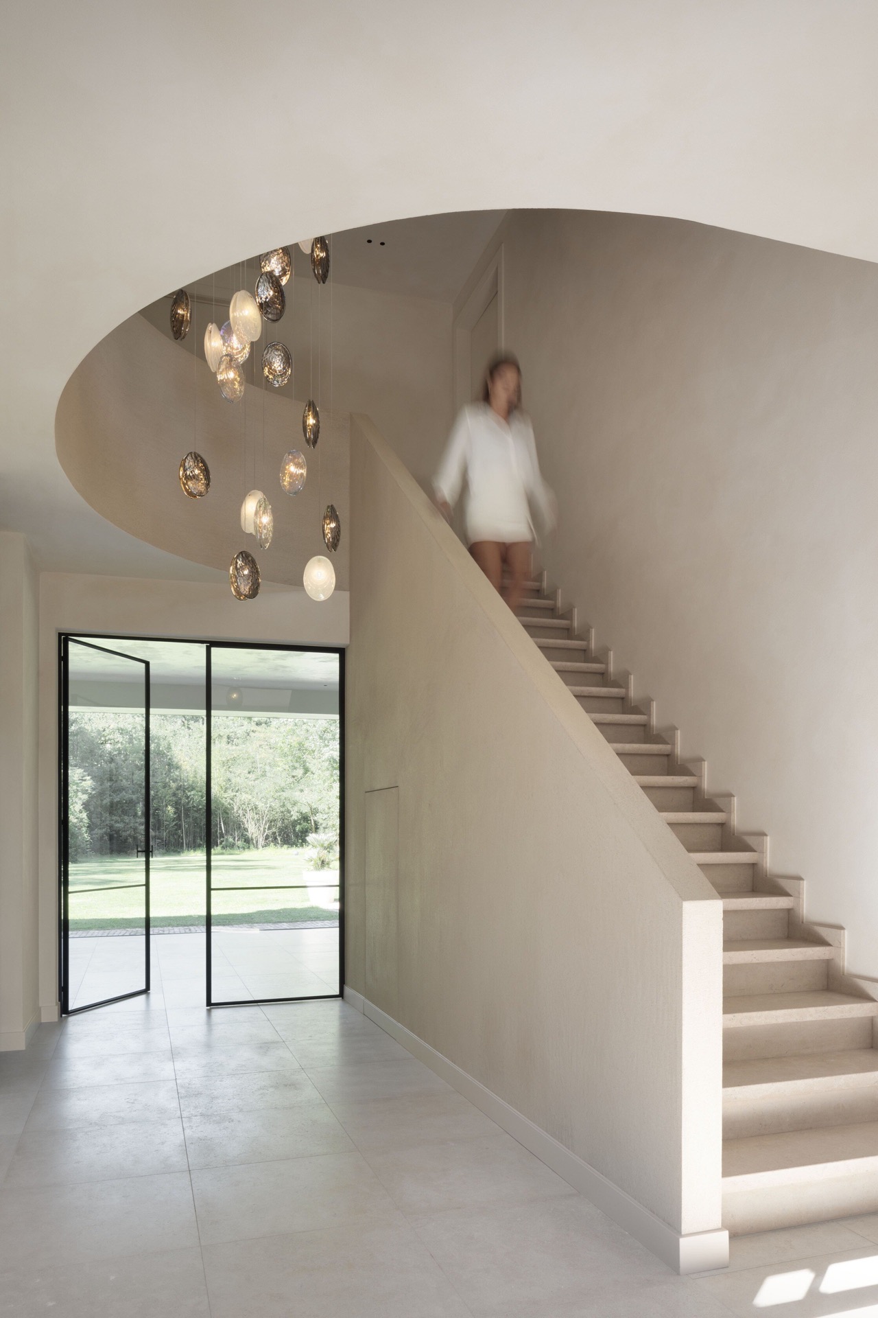 microtopping interno: ingresso con scala e grandi porte in vetro verso l’esterno, con pareti intonacate, Luxury, Design, Exclusive, Modern, Custom Made, Special, Beautiful