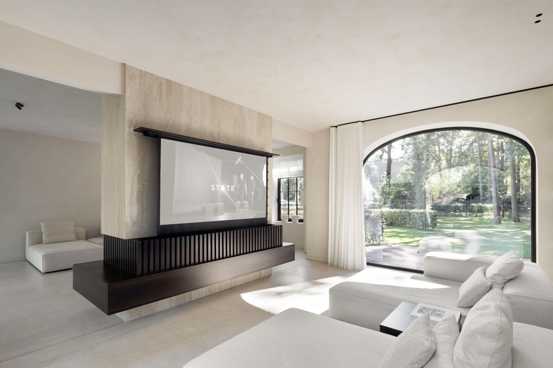 microtopping interno: soggiorno di lusso con apertura ad arco, dettaglio di parete a lamelle nere e finiture in intonaco, Luxury, Design, Exclusive, Modern, Custom Made, Special, Beautiful