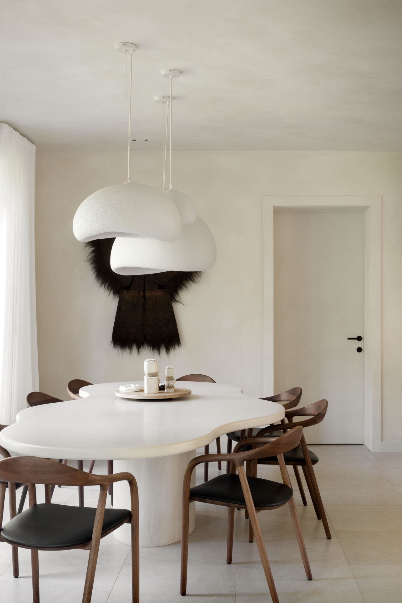 microtopping interno: dettaglio della sala da pranzo con lampada a sospensione e pareti in intonaco chiaro, Luxury, Design, Exclusive, Modern, Custom Made, Special, Beautiful