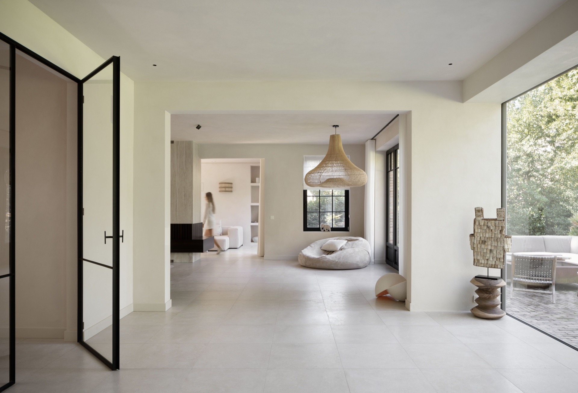 microtopping interno: ingresso coperto con ampia apertura in vetro e vista sul soggiorno, finitura in intonaco chiaro, Luxury, Design, Exclusive, Modern, Custom Made, Special, Beautiful